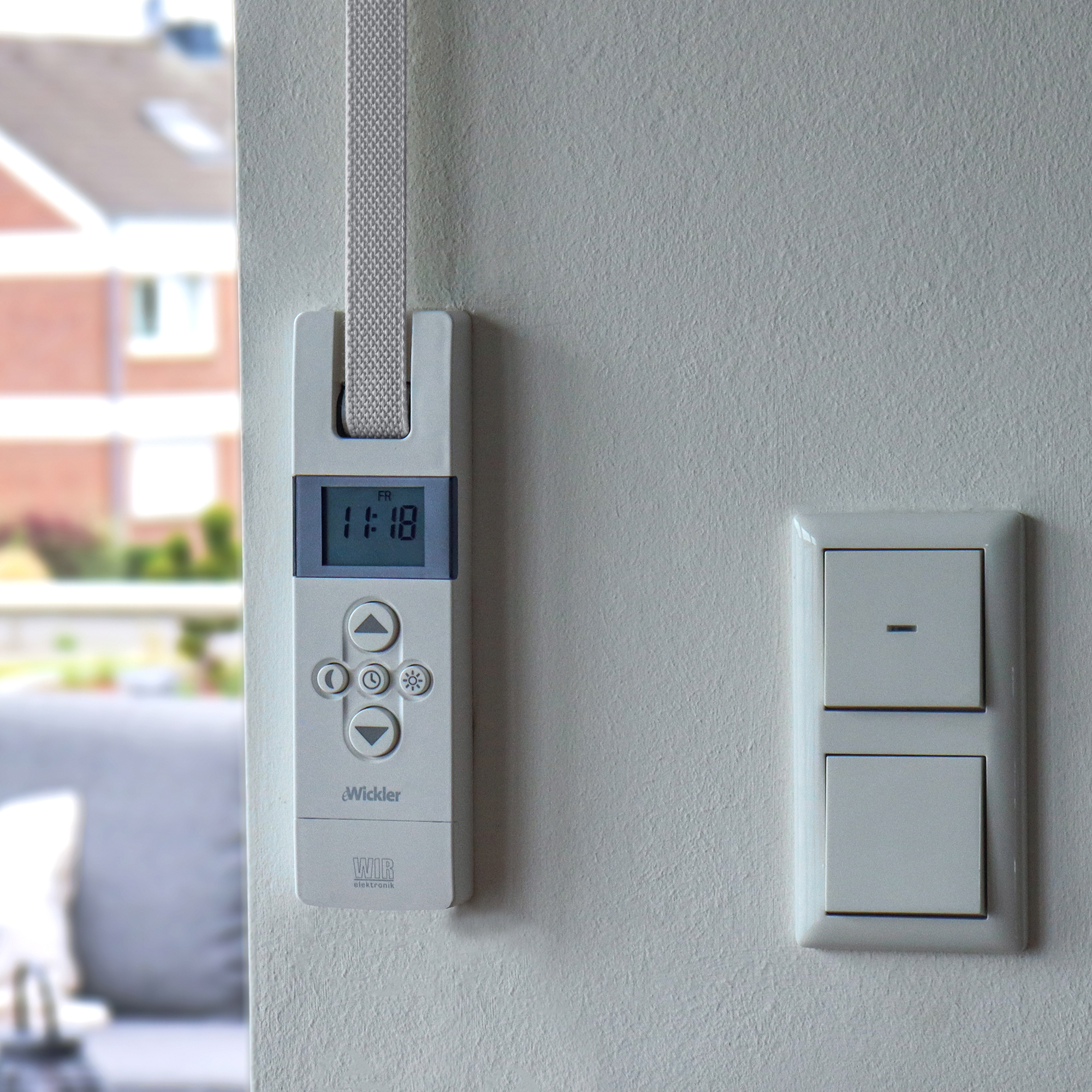 Elektrischer Gurtwickler mit Display und Bedientasten an der Wand montiert