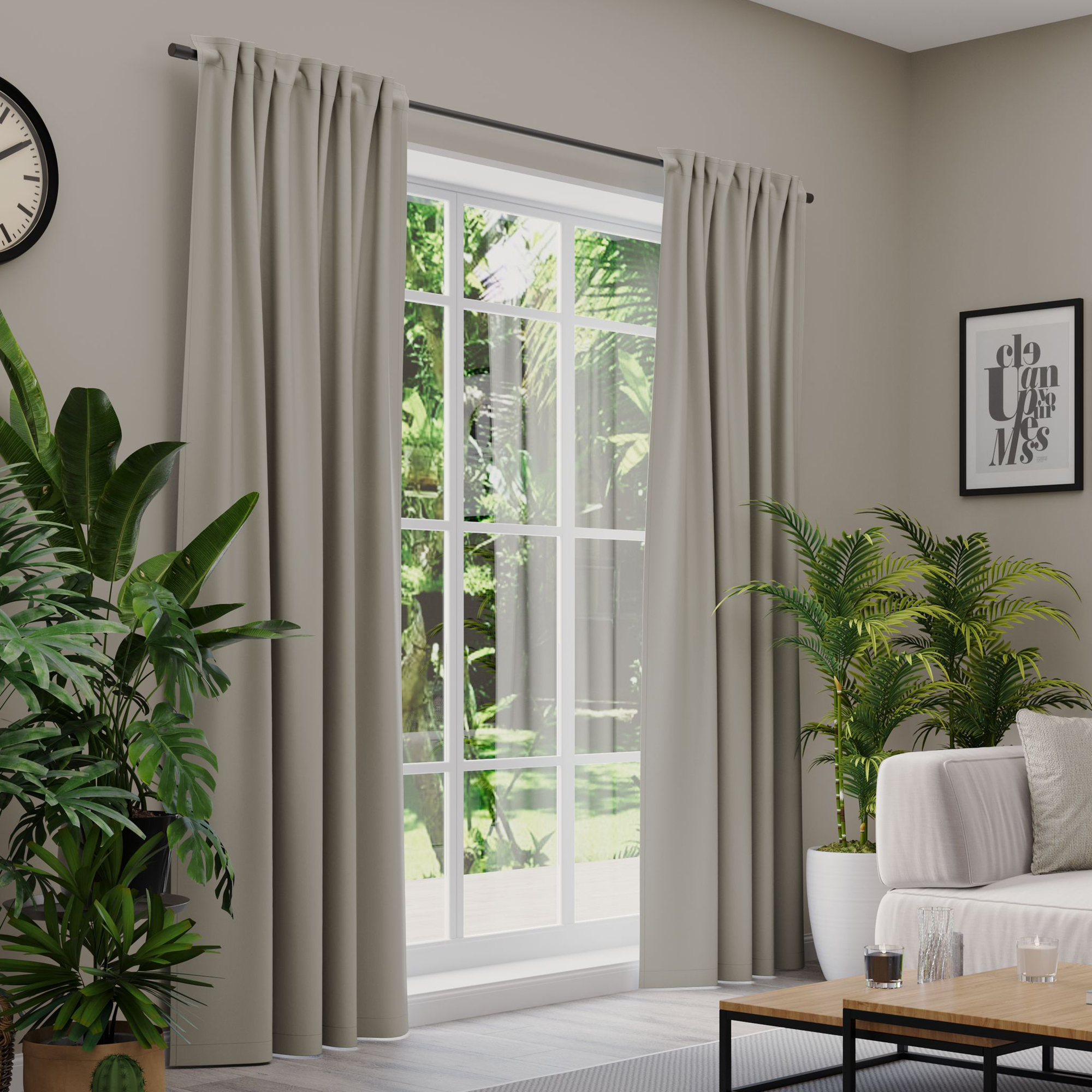 Gardinen an einem Fenster in einem Wohnzimmer mit Pflanzen und Möbeln