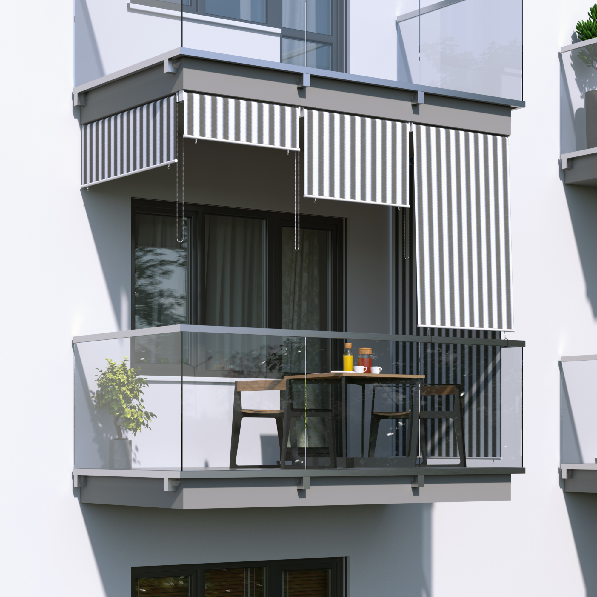 Balkon mit freihängender Senkrechtmarkise und Tisch mit Stühlen