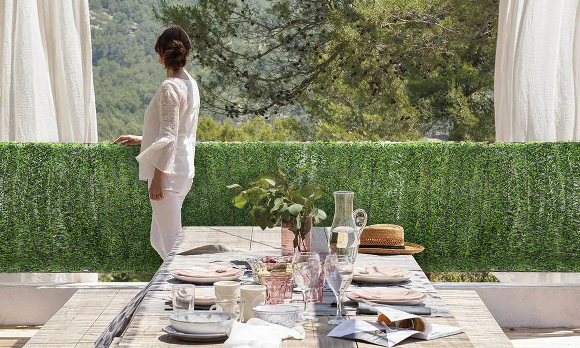 slider_image_5bced664765845d286e8850dcb624864 Person auf Terrasse mit künstlicher Hecke als Sichtschutz im Hintergrund