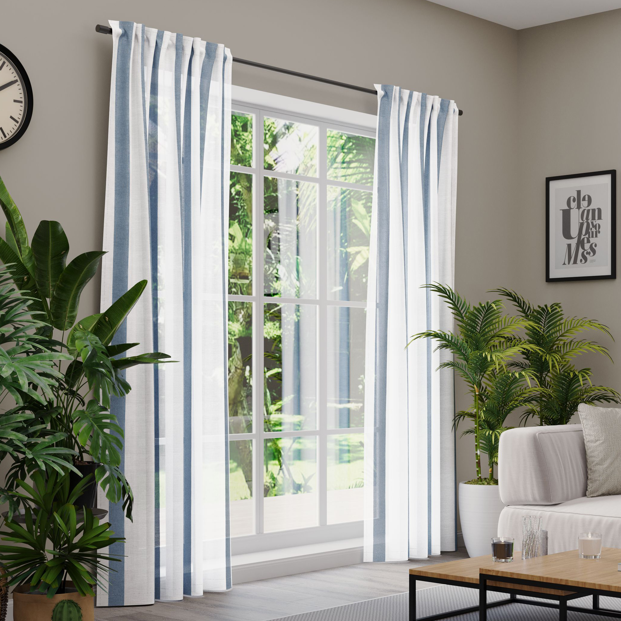 Gardinen an einem Fenster in einem Wohnzimmer mit Pflanzen und Möbeln