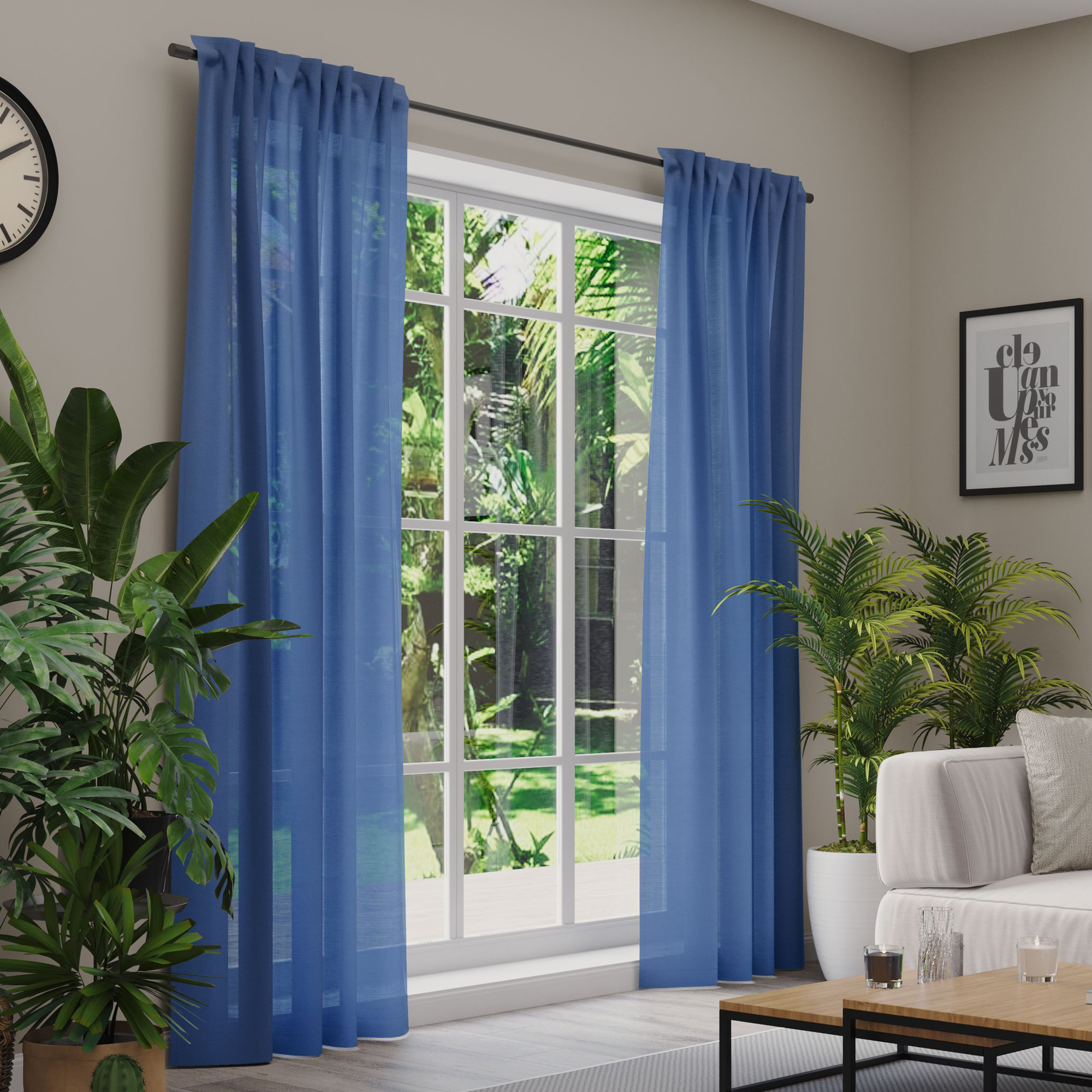 Gardinen an einem Fenster in einem Wohnzimmer mit Pflanzen und Möbeln