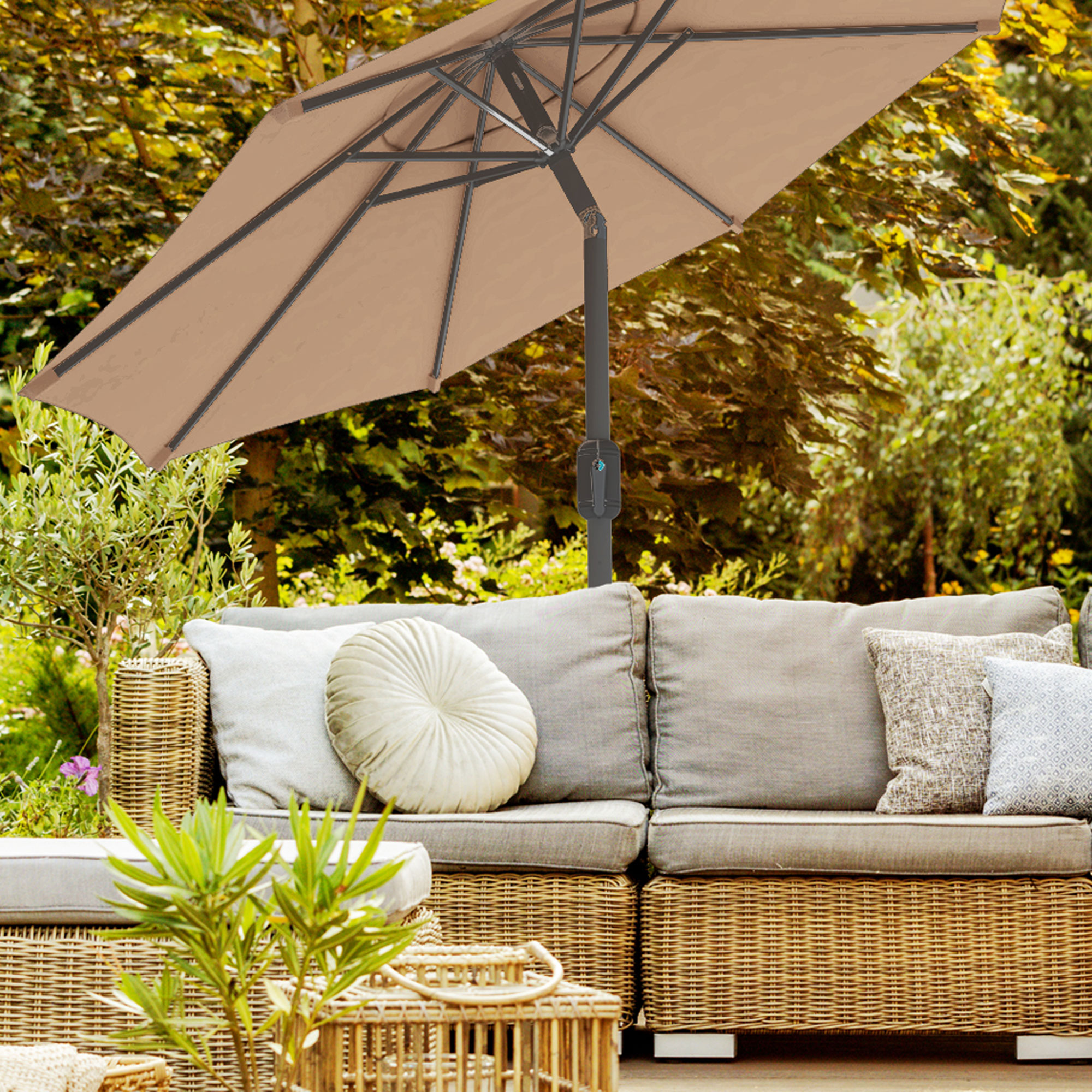 Ersatzteil-Set für Sonnenschirm über Rattan-Sofa in Gartenumgebung