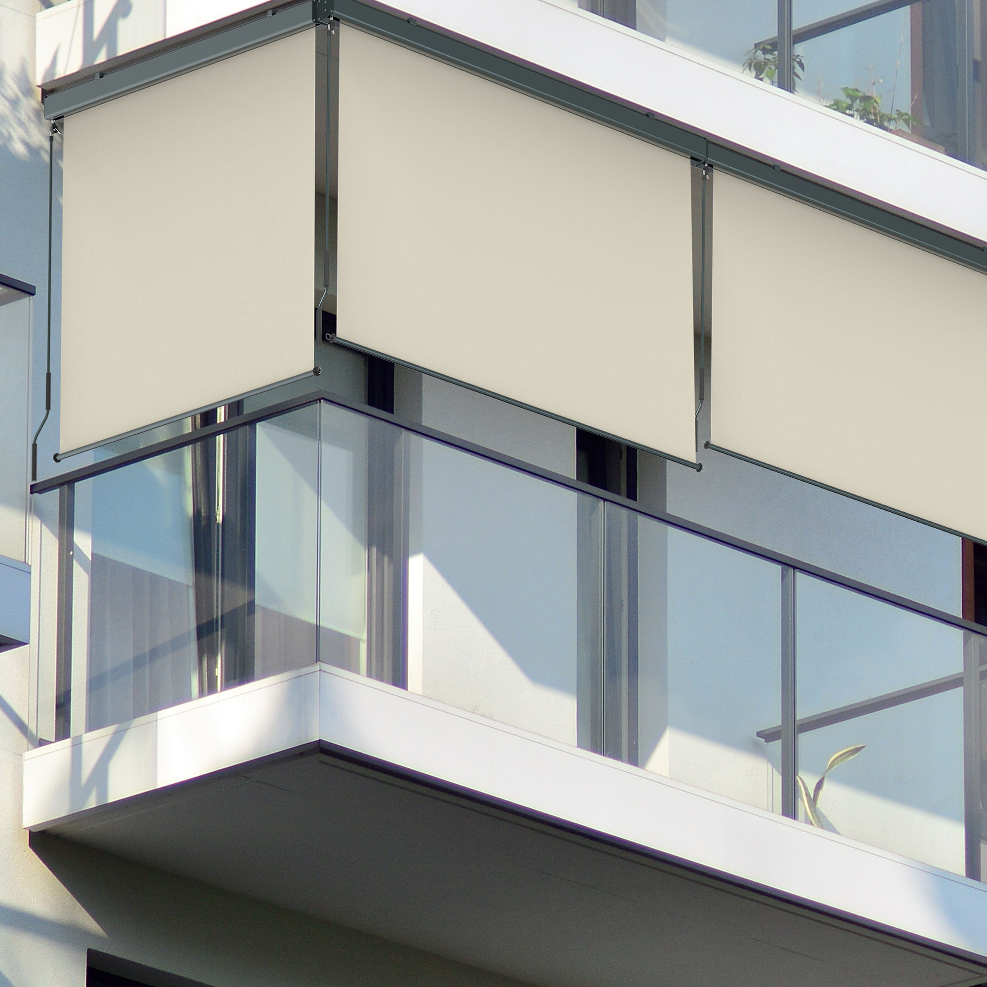 Außenrollo an Balkon, Senkrechtmarkise mit Kassette und Kurbel, montiert an Glasgeländer