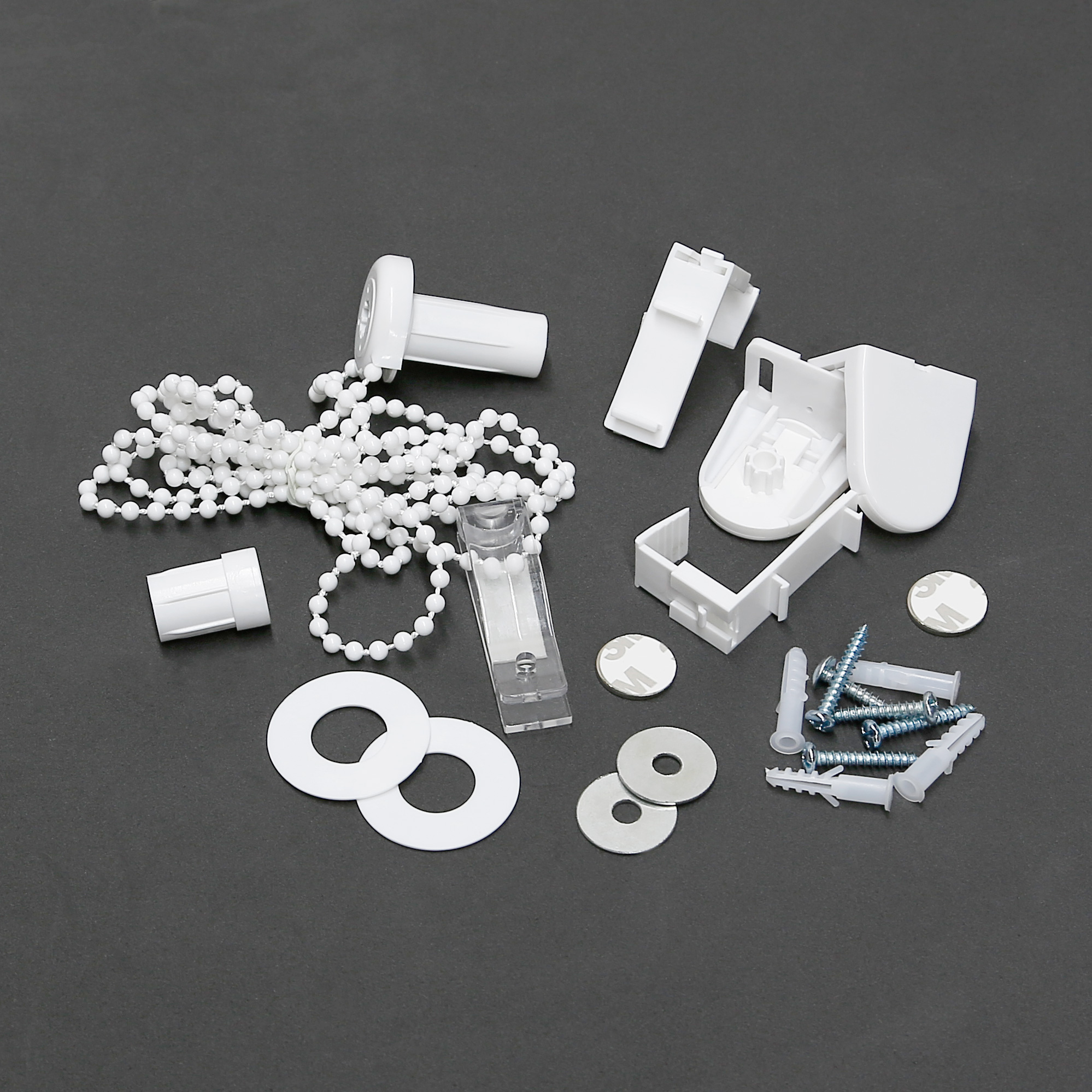 slider_image_01922d46ec87793195be89c238e4b525 Einzelteile eines Verdunkelungsrollos mit Kette, Halterungen und Schrauben