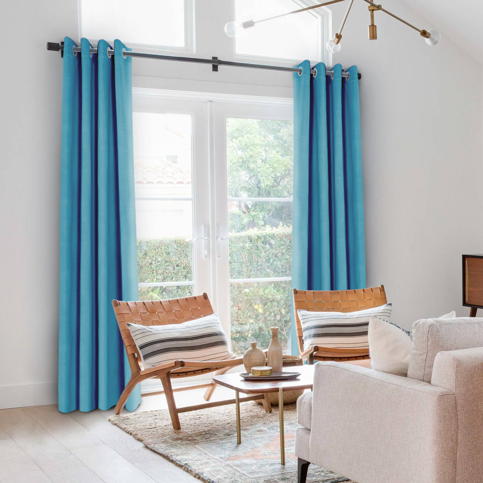 Modernes Wohnzimmer mit Sofa, Sesseln, Sideboard, Kamin und großen Fenstern