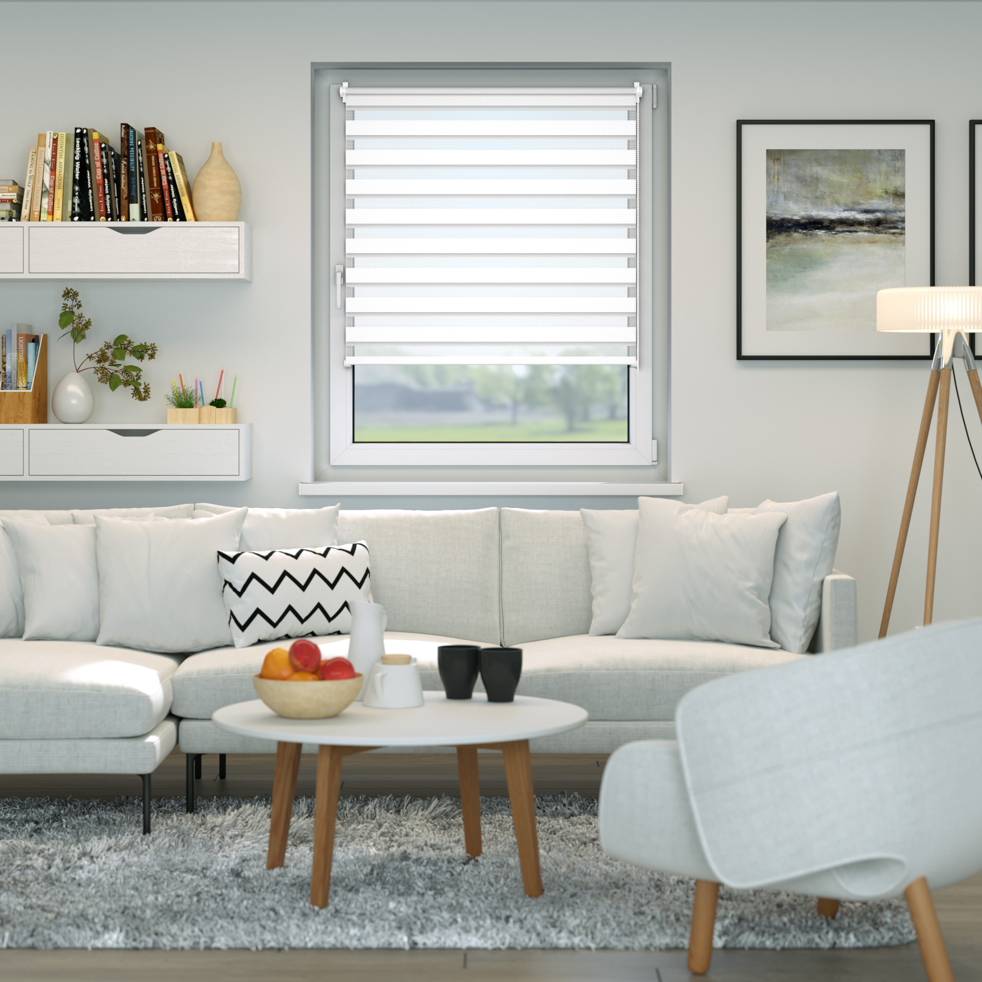 Fenster mit Zevra Doppelrollo in modernem Wohnzimmer, umgeben von Möbeln und Dekorationen