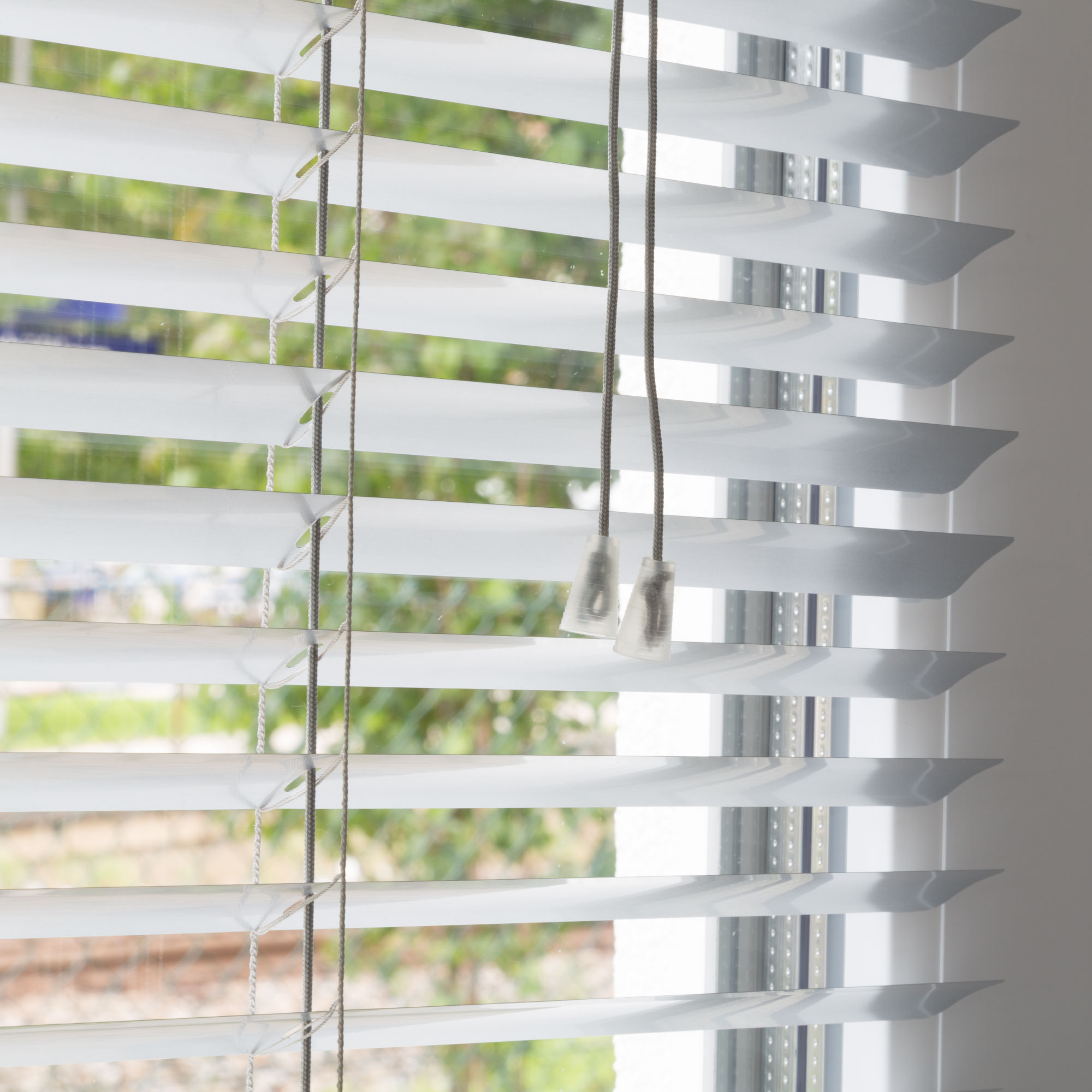 slider_image_d739b8315db64ea18f08d6c69caf5e06 Aluminium Jalousie mit Lamellen und Zugkordel vor einem Fenster