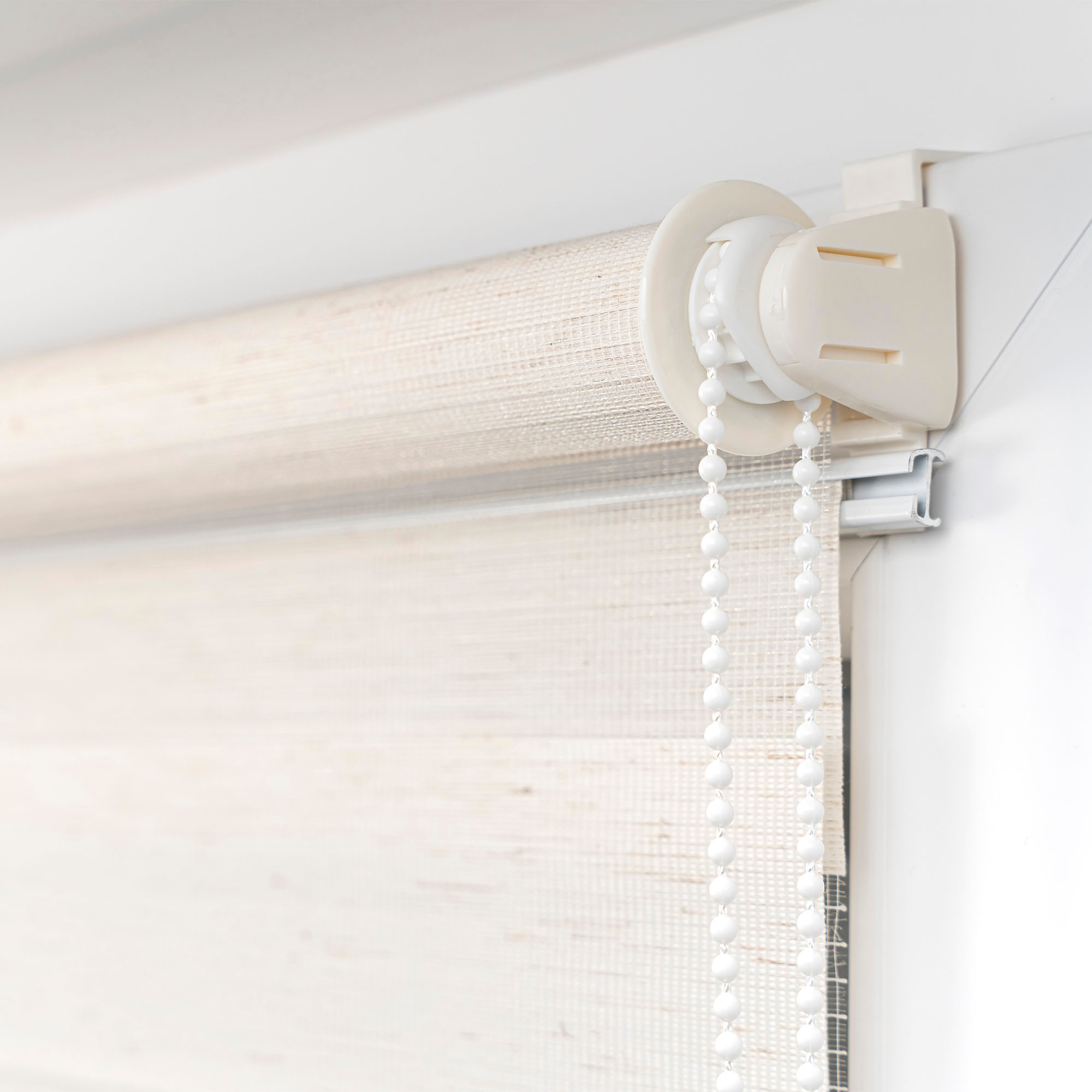 Klemmfix Doppelrollo mit Kettenzug zur Lichtregulierung an einem Fensterrahmen montiert