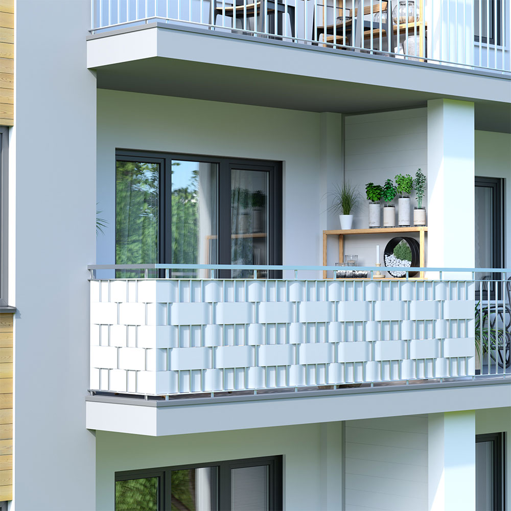 Balkon mit dekorativem Geländer und Pflanzen auf einem Regal im Hintergrund