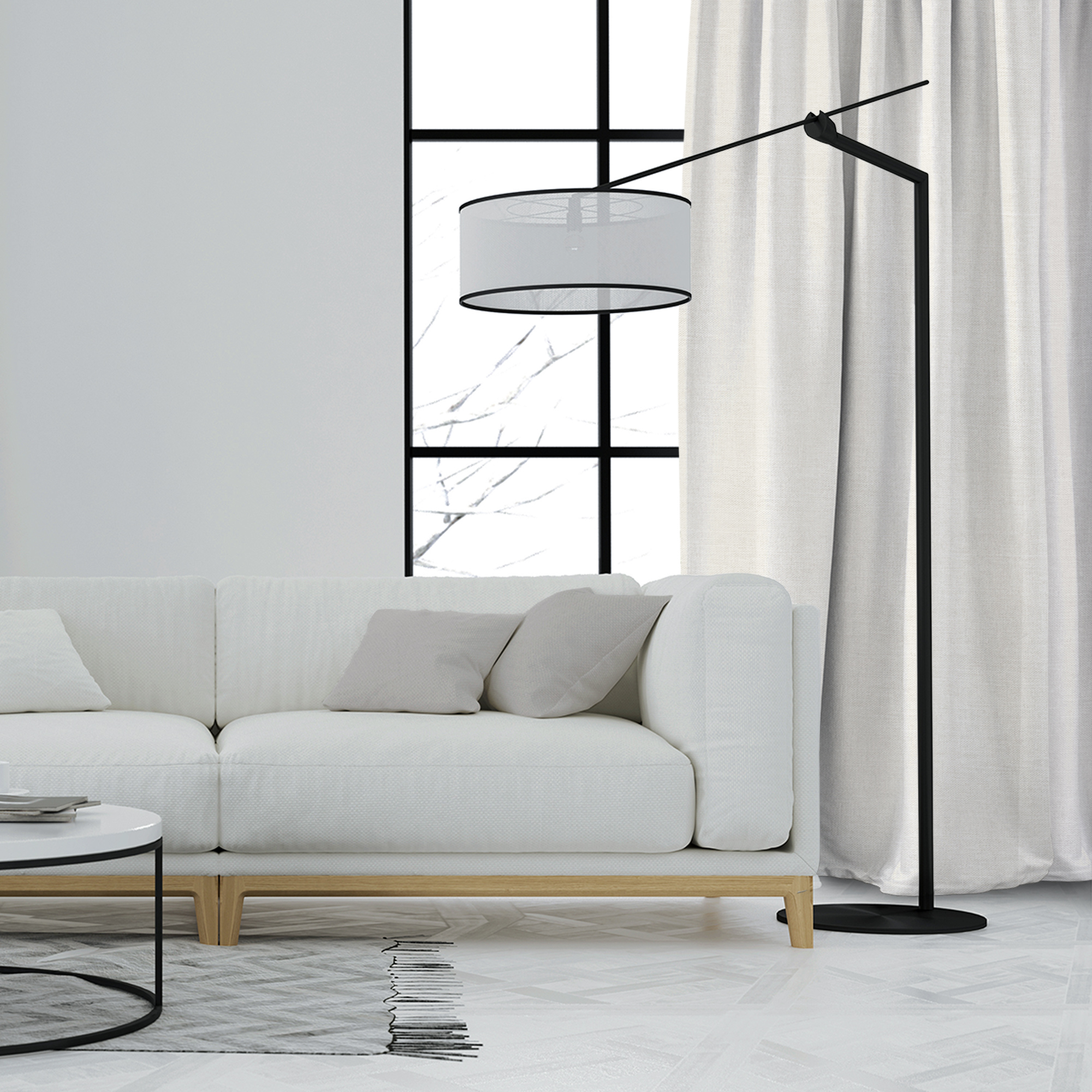Wohnzimmer mit Sofa, Stehlampe und Thermo-Vorhang vor einem großen Fenster