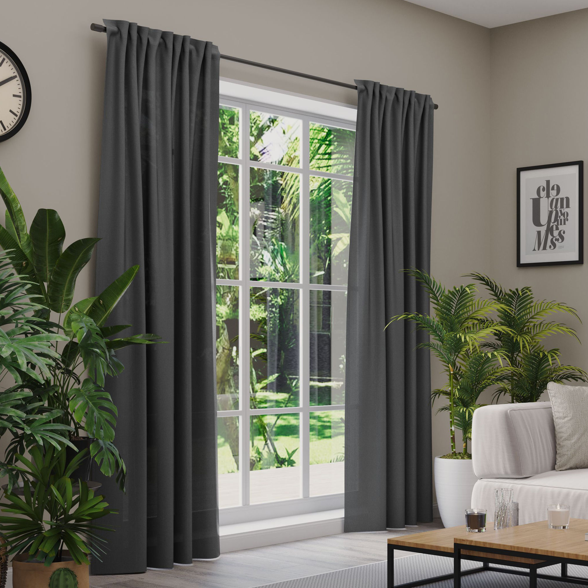 Gardinen an einem Fenster in einem Wohnzimmer mit Pflanzen und Möbeln