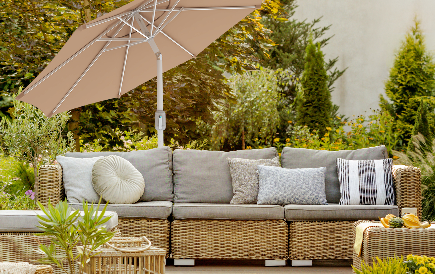 slider_image_03432683f3a645089f36c5ec09a5f40b Terrasse mit Rattan-Sofa und interpara Sonnenschirm im Gartenumfeld