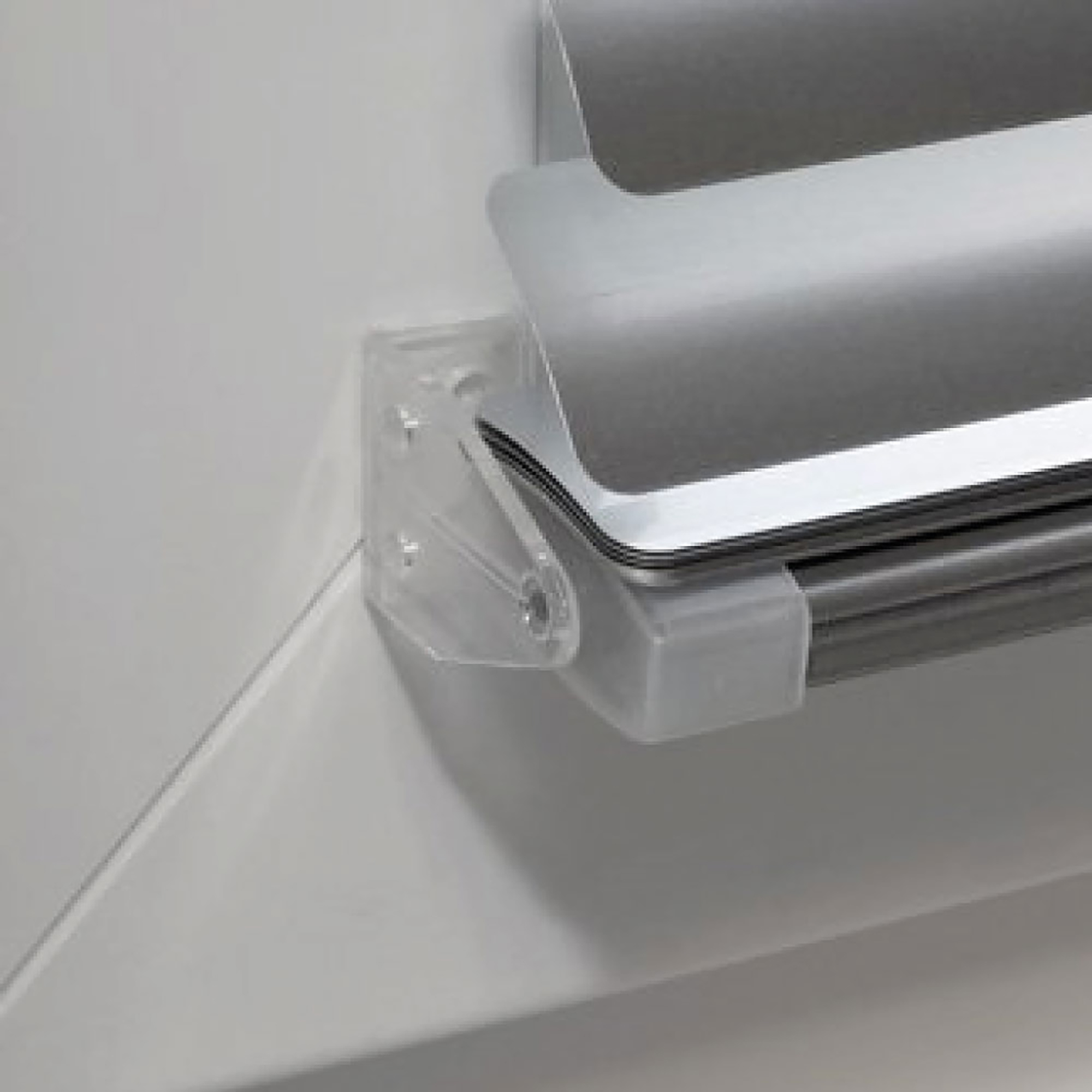 Wandmontierte Halterung mit horizontalen Lamellen, möglicherweise für Fensterabdeckung