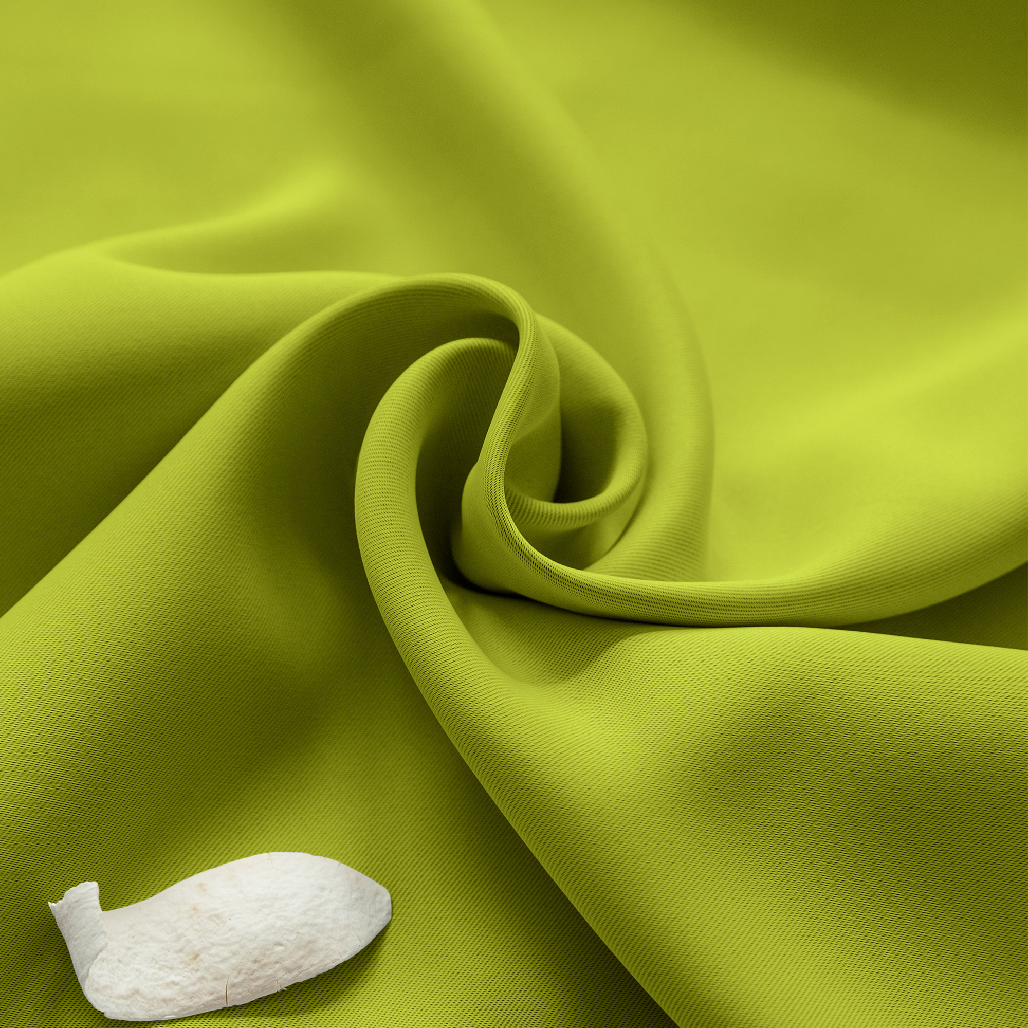 Faltiger Stoff eines Ösenvorhangs mit dekorativem Element