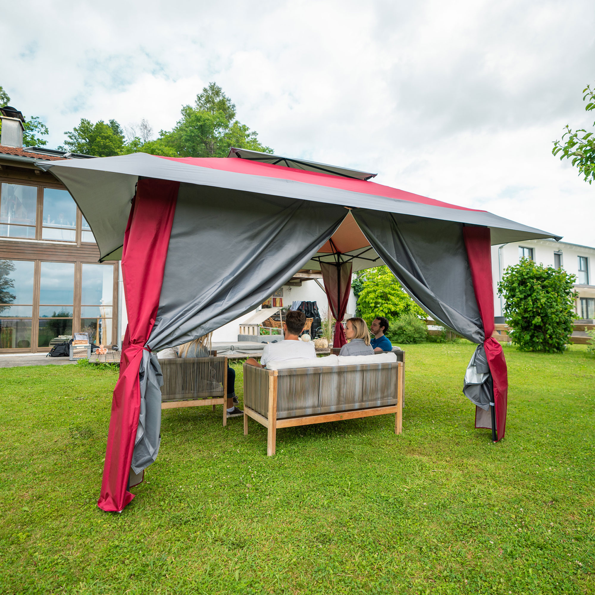 Gestell für Faltpavillon Weekend im Garten mit Personen darunter