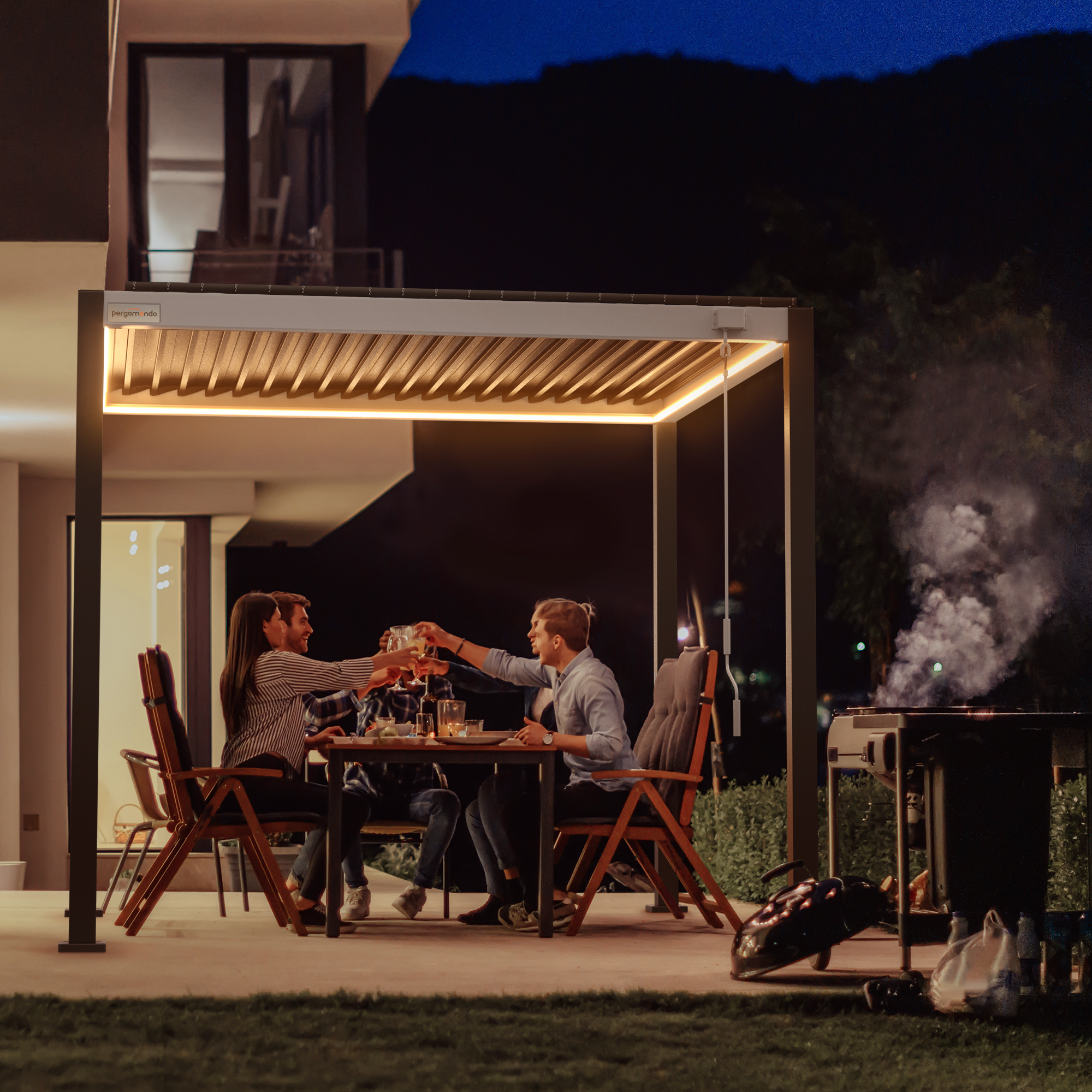 slider_image_01932ad64e0d7f5c8d86b0b8a1a92316 Menschen sitzen unter einer Pergola mit Lamellendach und stoßen an