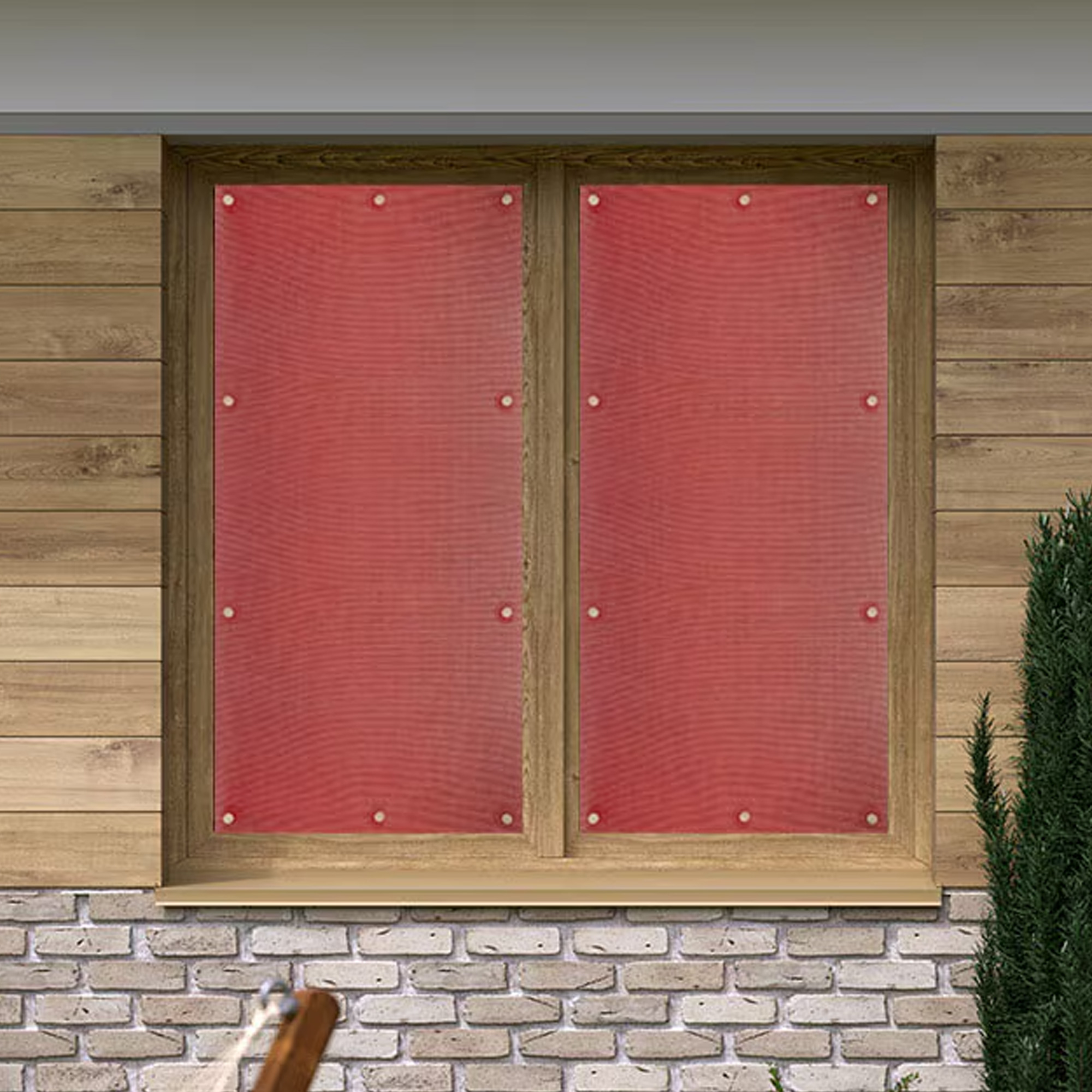 Fenster mit maßgefertigtem Sicht- und Sonnenschutz, befestigt mit Saugnäpfen