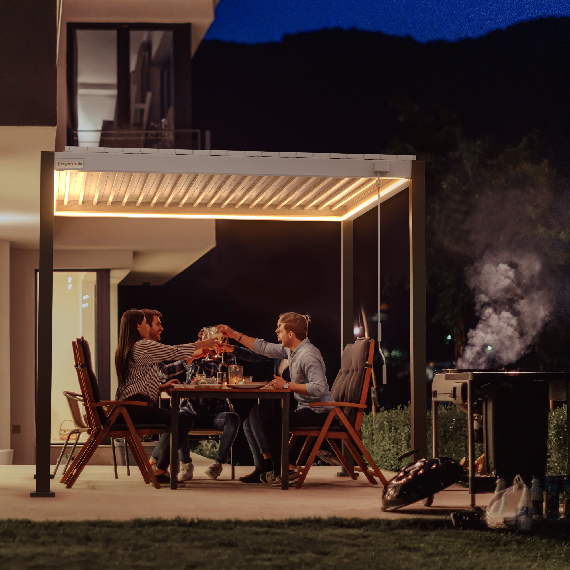 slider_image_019209cb161477858baa9cbe76945035 Menschen sitzen unter einer Pergola mit Lamellendach und stoßen an