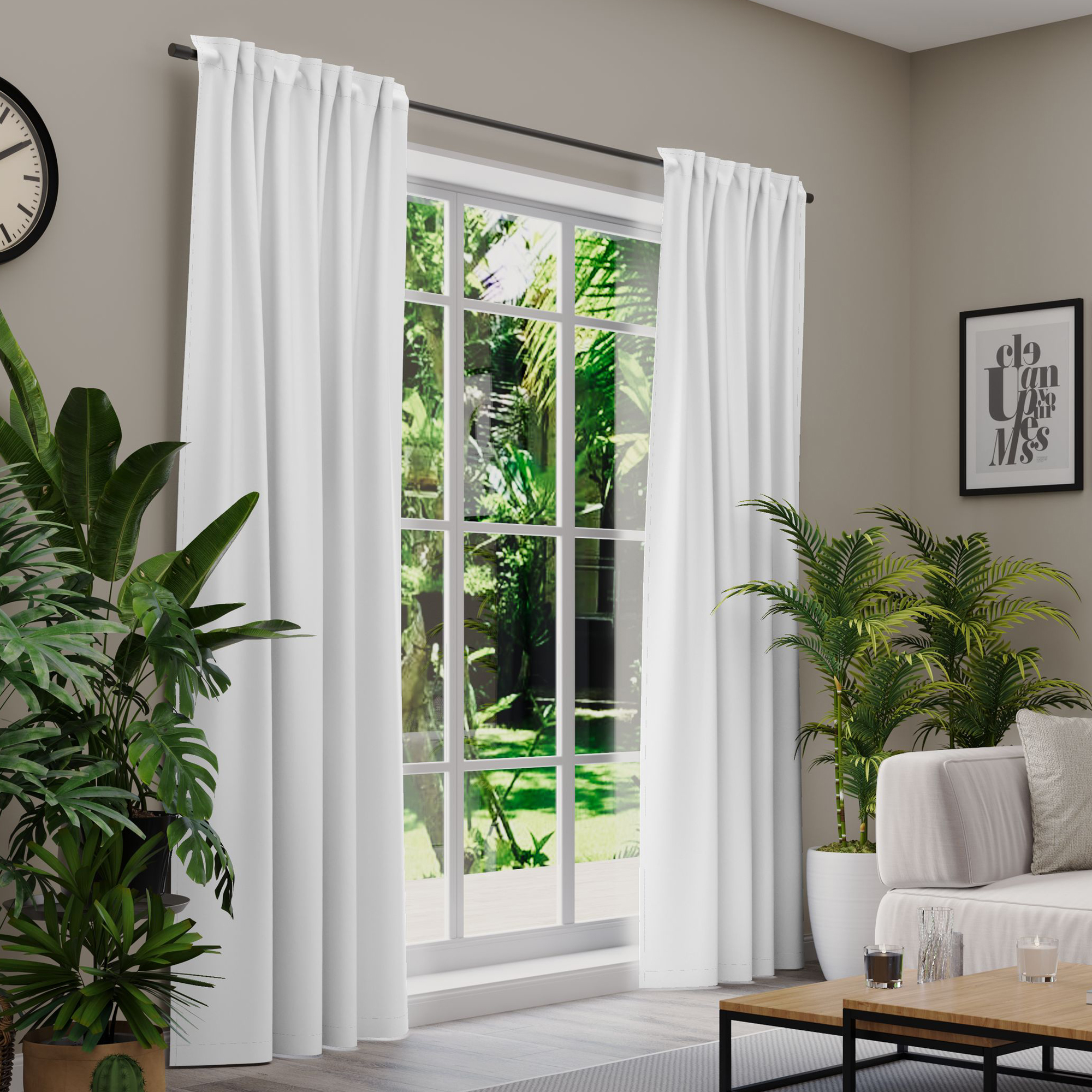 Gardinen an einem Fenster in einem Wohnzimmer mit Pflanzen und Möbeln