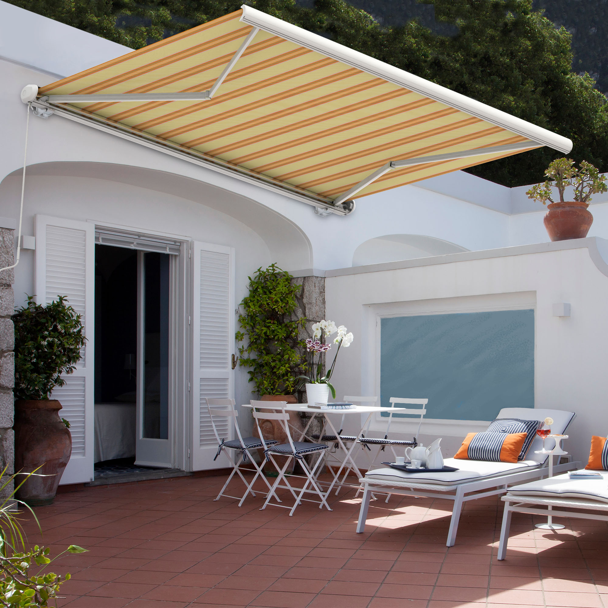 Kassettenmarkise über Terrasse mit Tisch und Stühlen