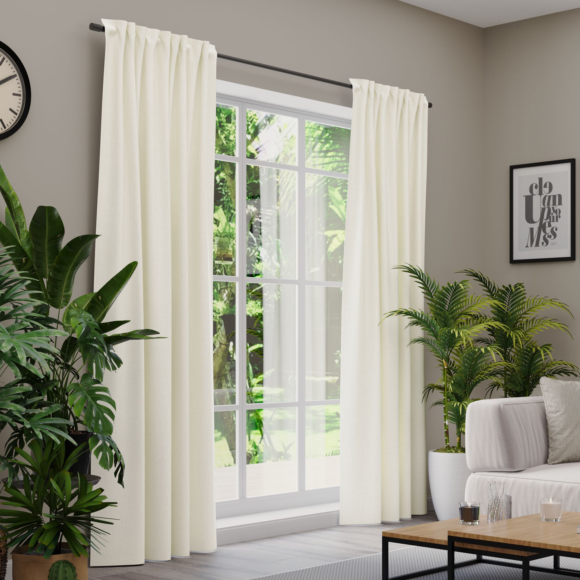 Gardinen an einem Fenster in einem Wohnzimmer mit Pflanzen und Möbeln