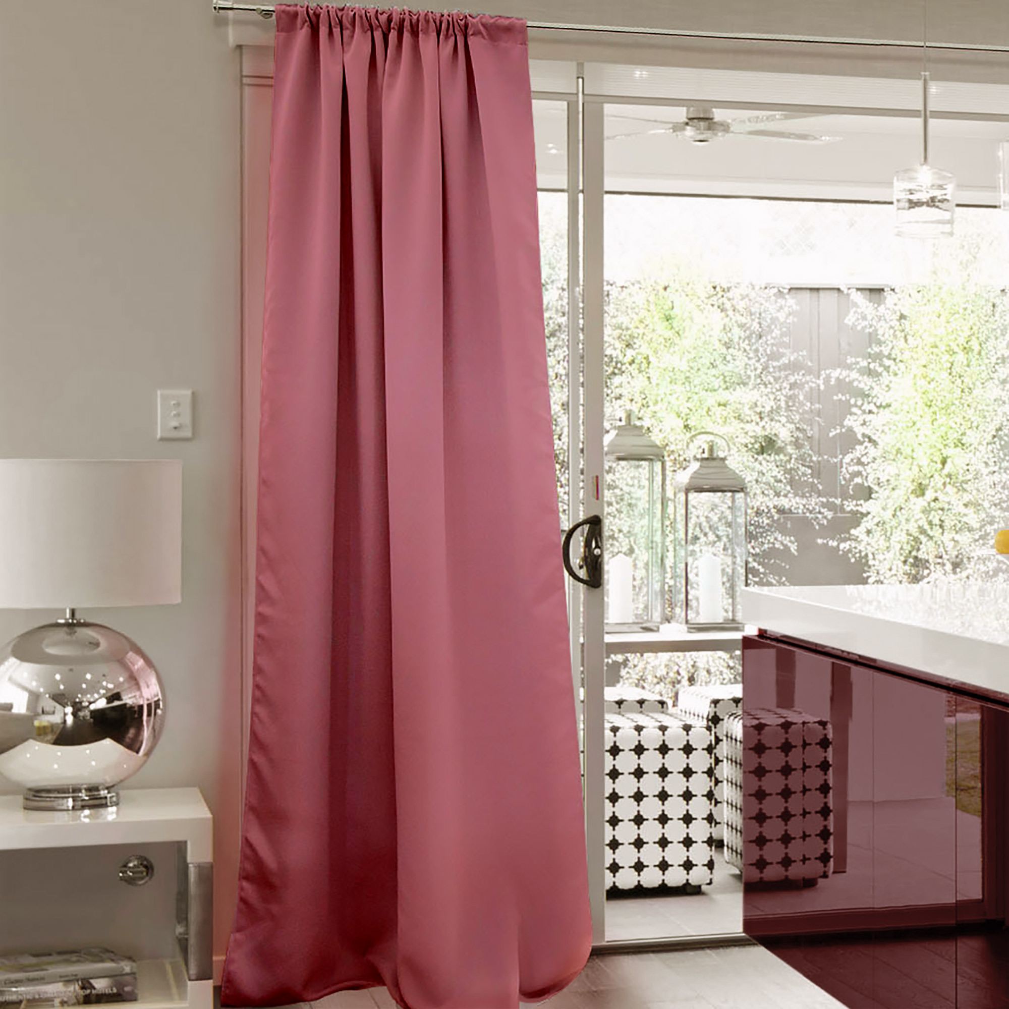 slider_image_e7c4bbe41b1445ae8c1f97ff71e9f4a8 Vorhang mit Kräuselband an Terrassentür in moderner Küche