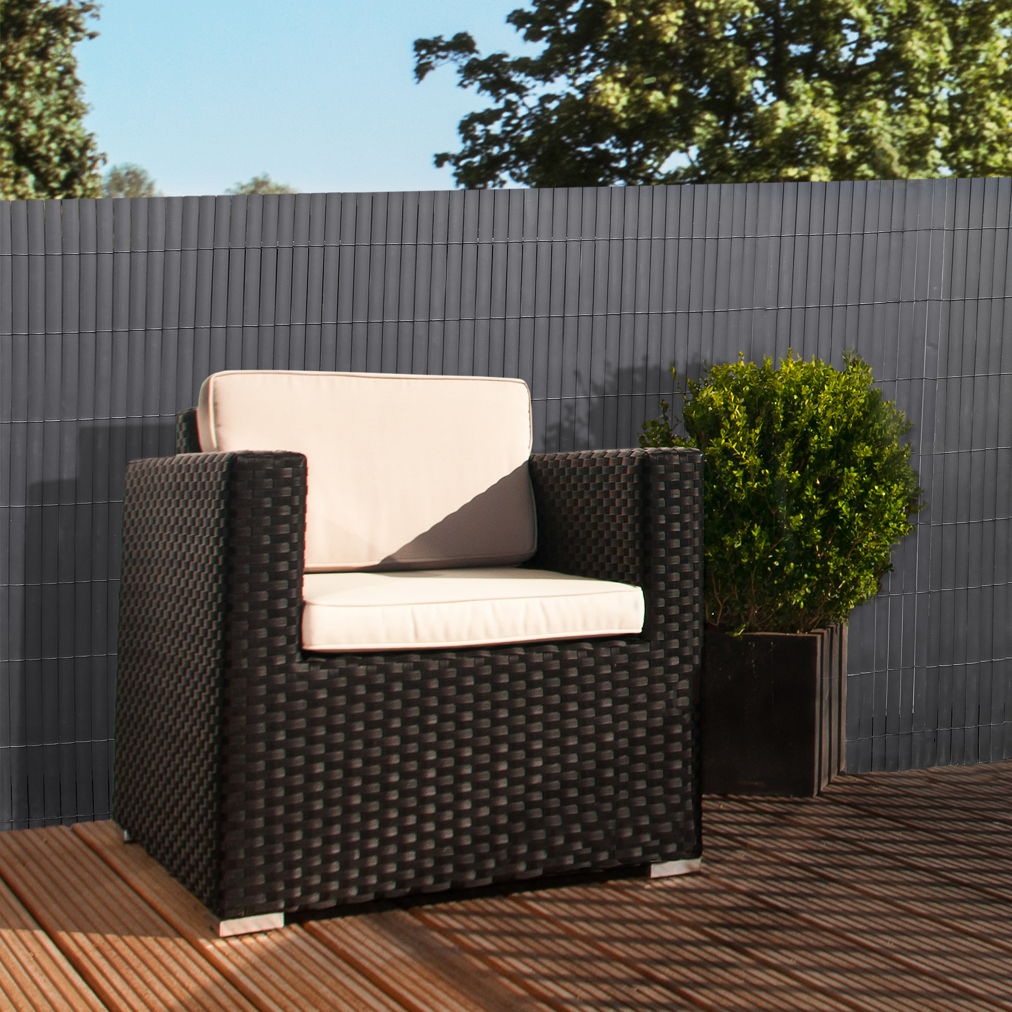 slider_image_35b3cf55f5474c50a5da9300650e5d87 Sichtschutzmatte aus PVC auf Terrasse mit Sessel und Pflanze im Hintergrund