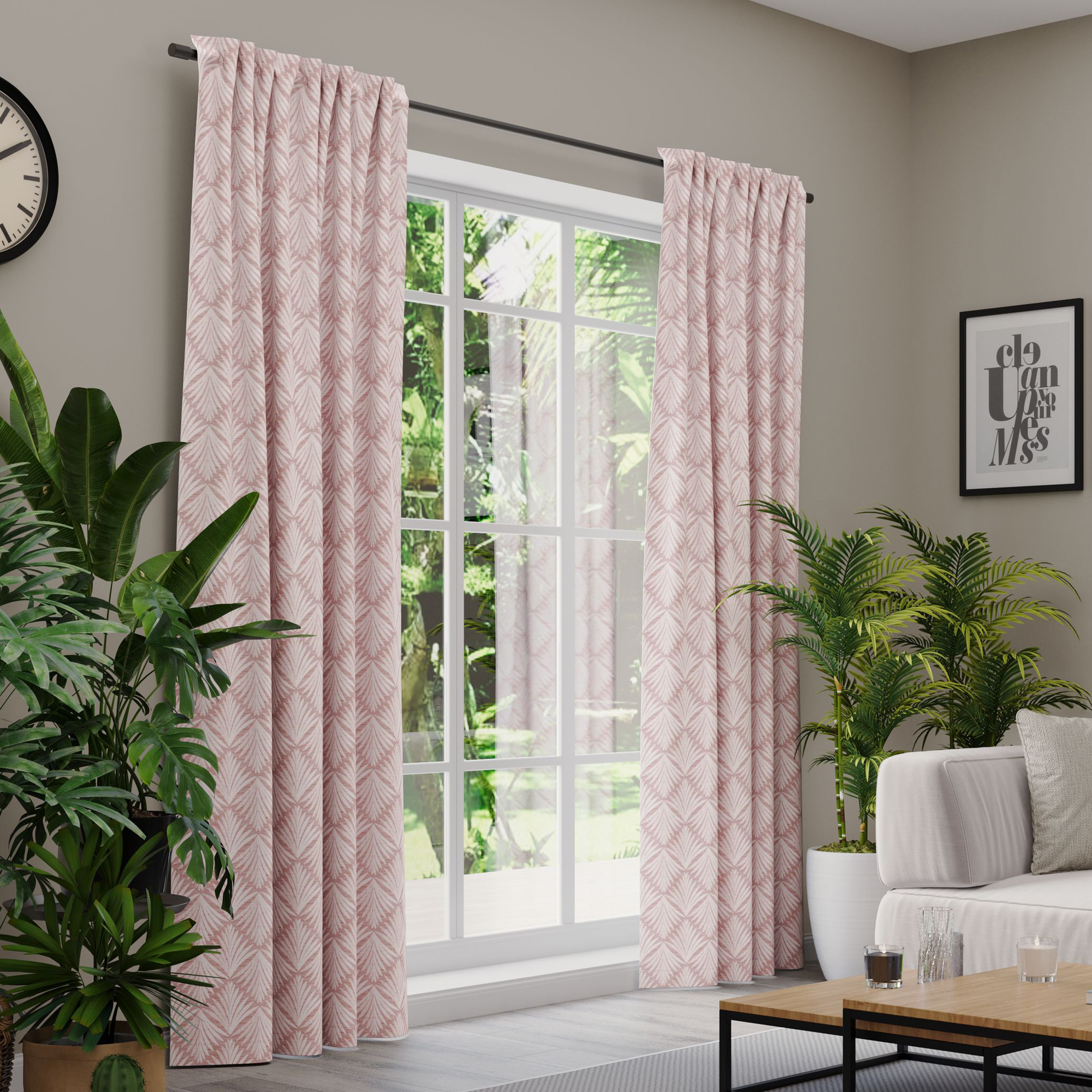 Gardinen an einem Fenster in einem Wohnzimmer mit Pflanzen und Möbeln