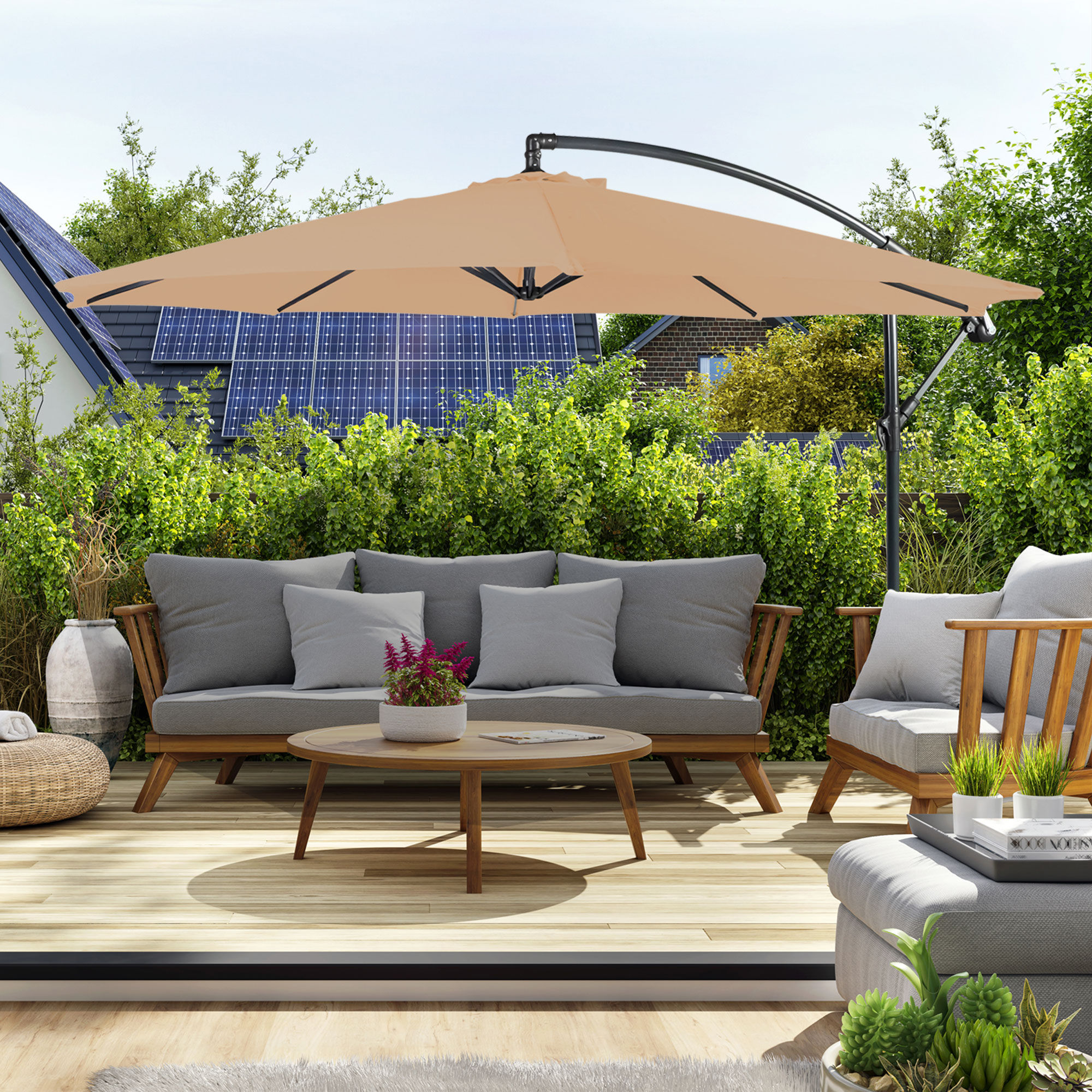 Ampelschirm über Terrasse mit Sitzgruppe und Tisch im Freien