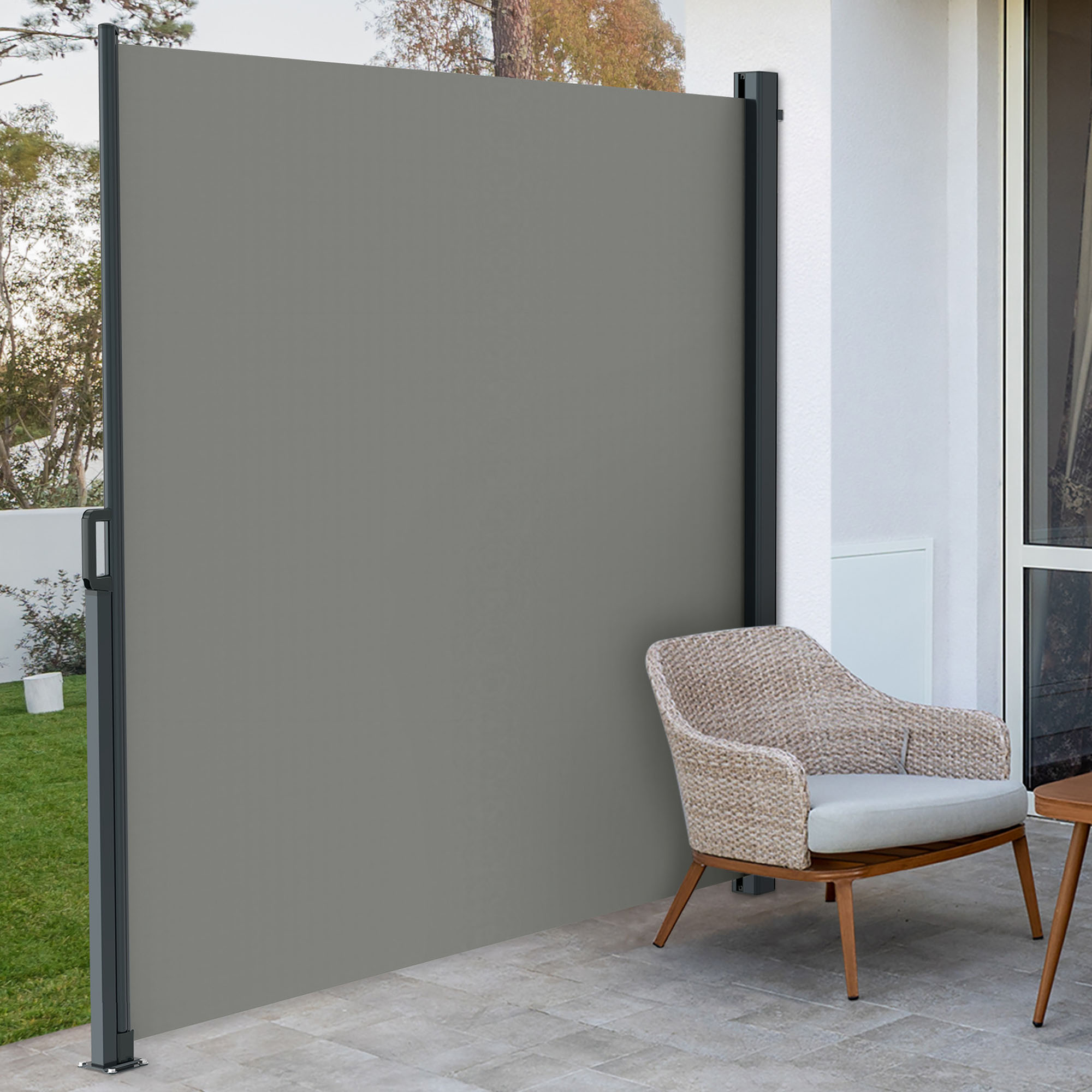 Sichtschutzwand auf Terrasse neben Sitzgruppe und Tisch