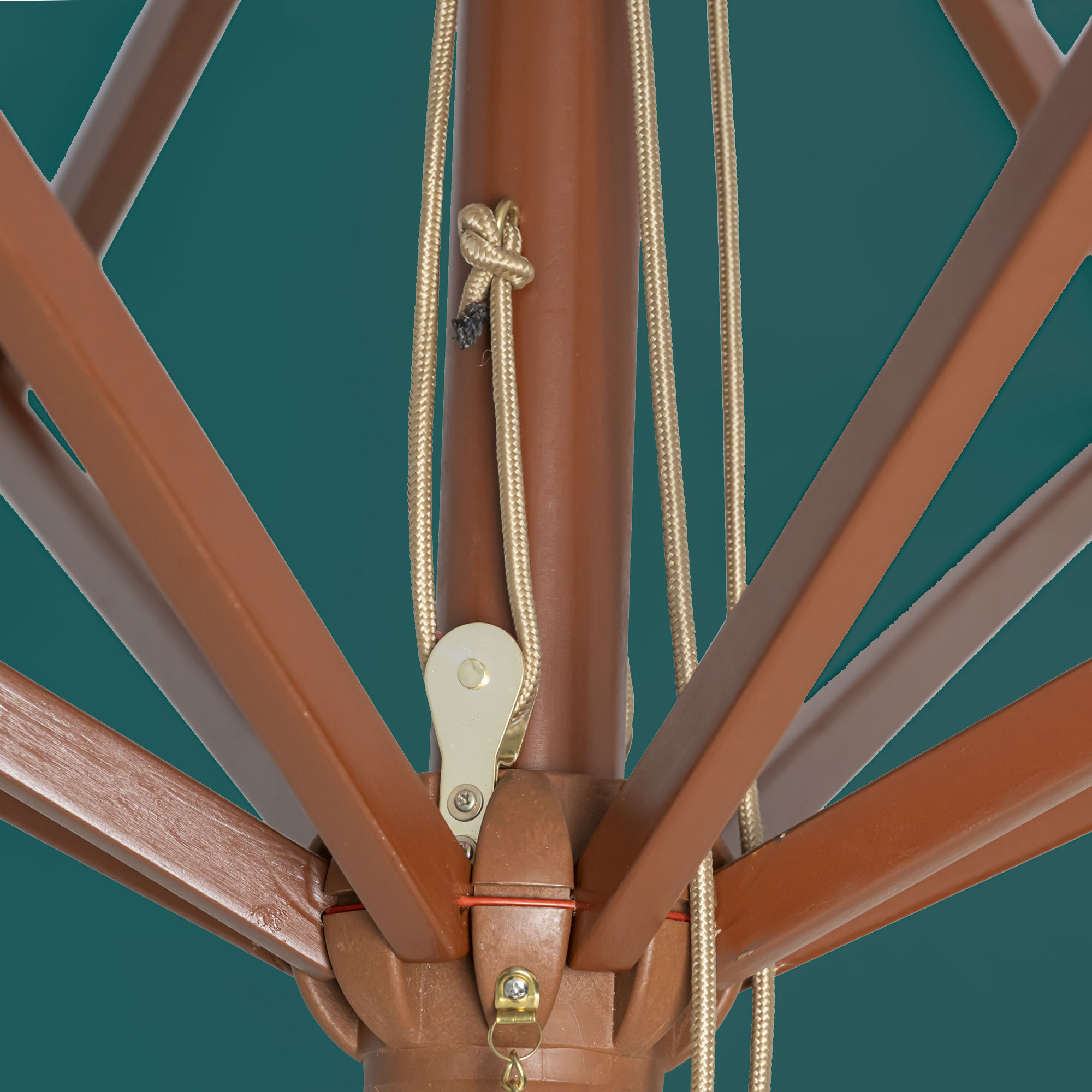 Nahaufnahme eines knickbaren Holz-Sonnenschirms mit Seilzugmechanismus