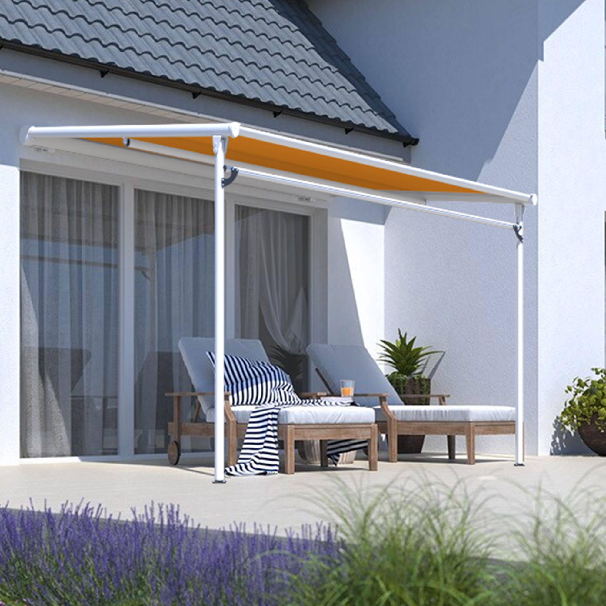 Pergolamarkise über Terrasse mit zwei Liegestühlen und Pflanzen im Hintergrund