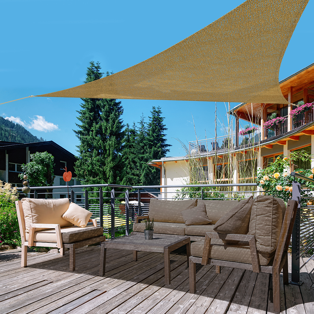 Atmungsaktives HDPE-Sonnensegel über Terrasse mit Sitzmöbeln und Pflanzen im Hintergrund