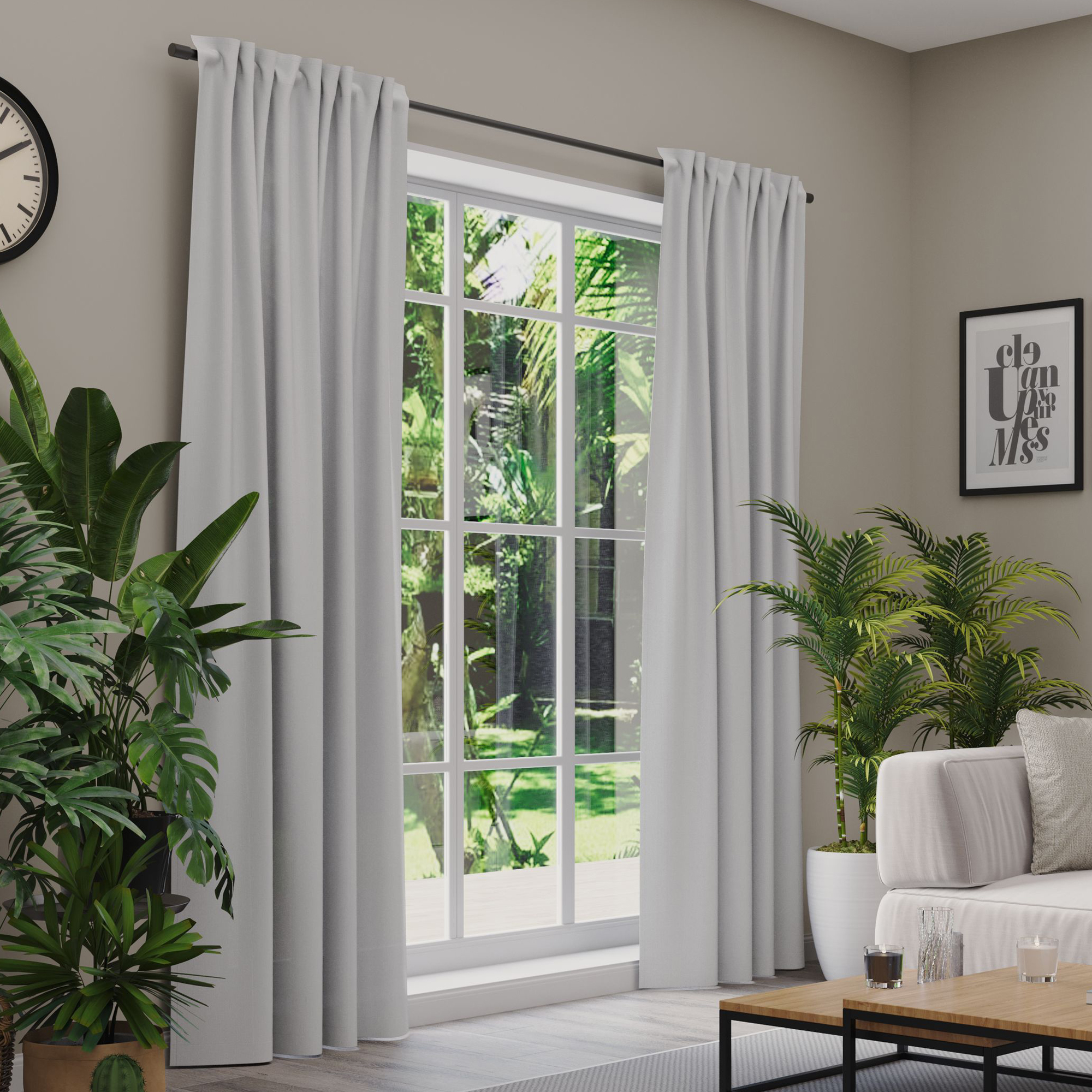 Gardinen an einem Fenster in einem Wohnzimmer mit Pflanzen und Möbeln