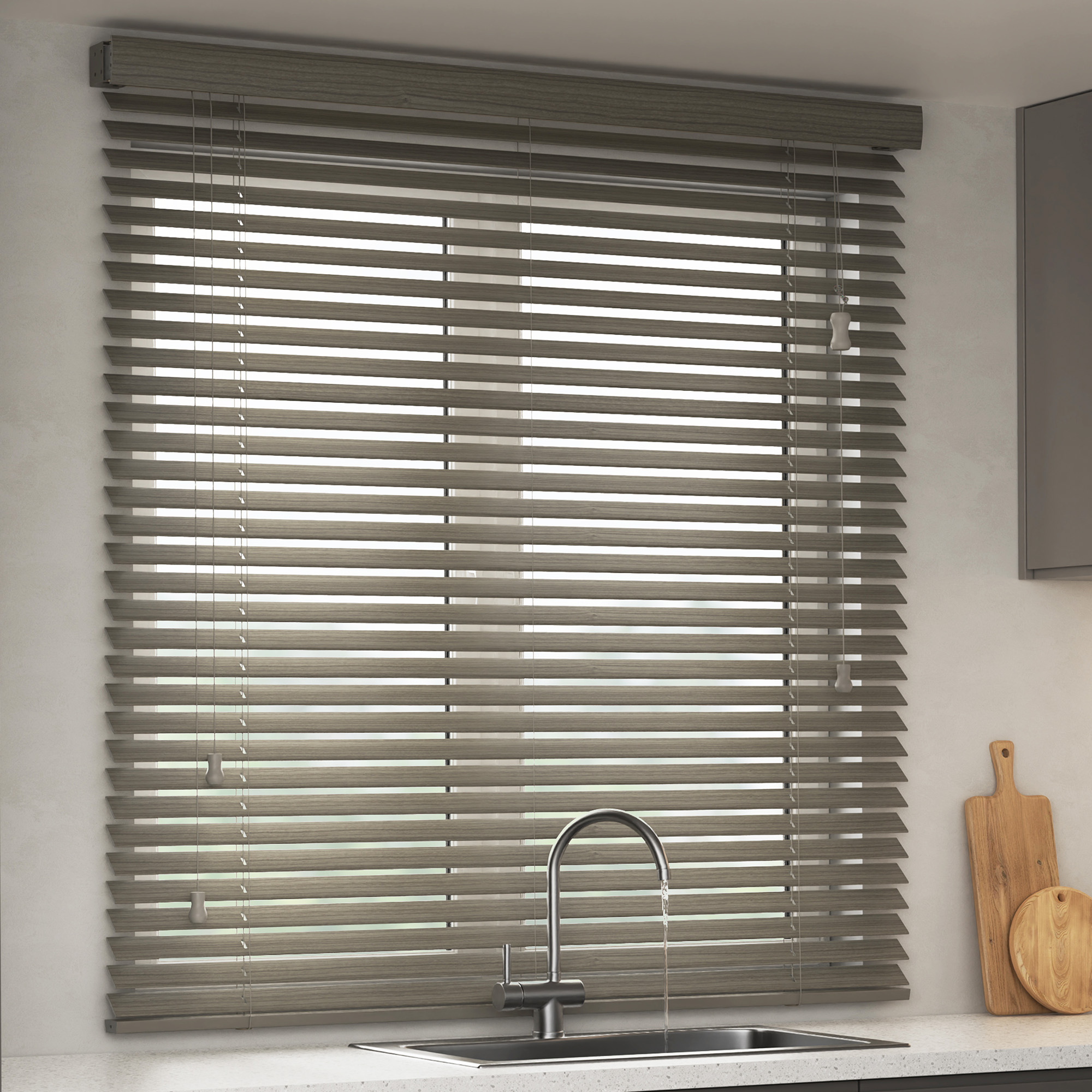 Jalousie in Holzoptik über einem Fenster in einer Küche