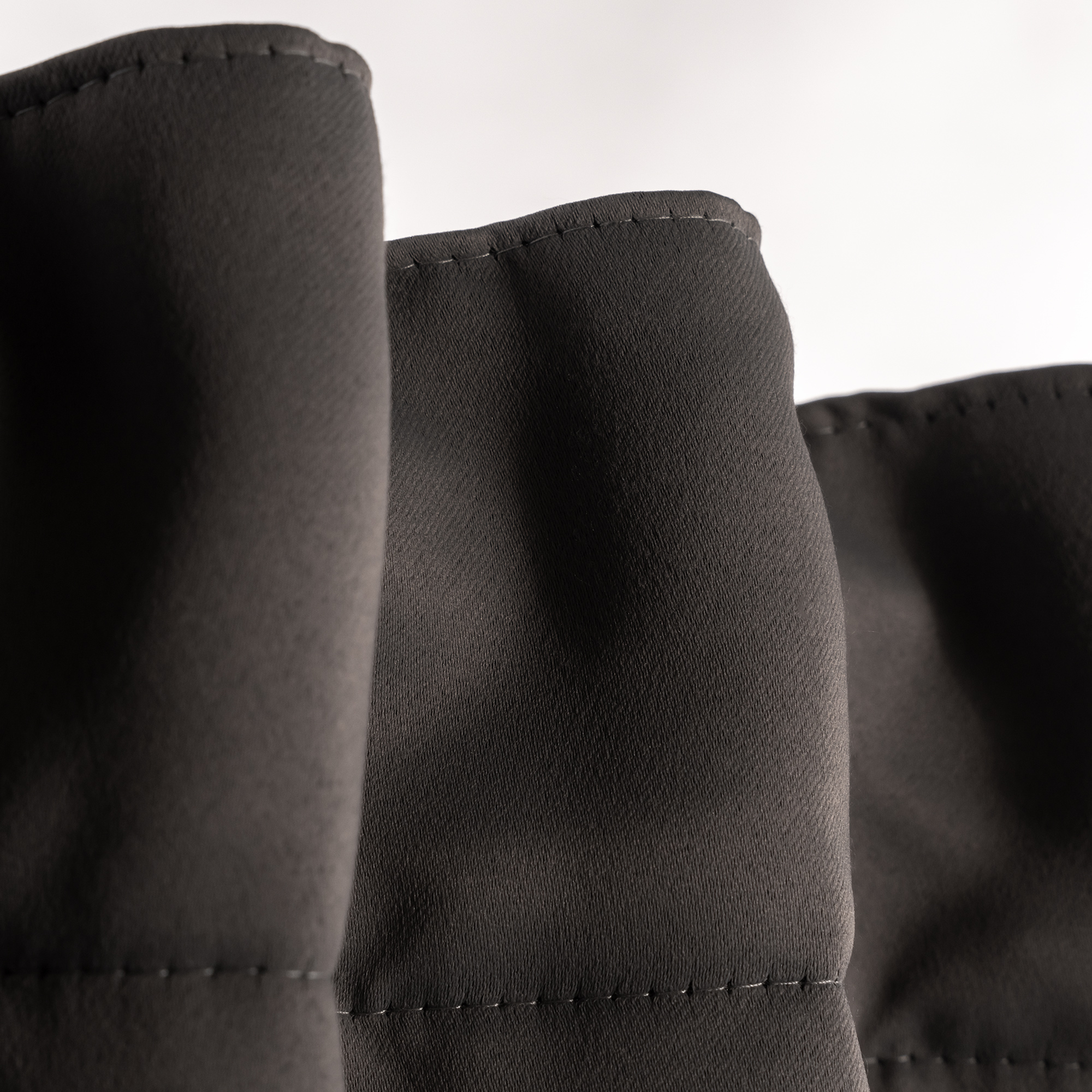 slider_image_019228cb197772db93008014de013d15 Akustik-Vorhang mit Kombiband, zeigt Raum- und Fensterseite in Nahaufnahme, strukturiert