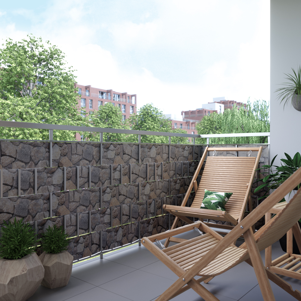 Balkon mit PVC Sichtschutzstreifen und Befestigungsclips, zwei Holzstühle, Pflanzen im Hintergrund