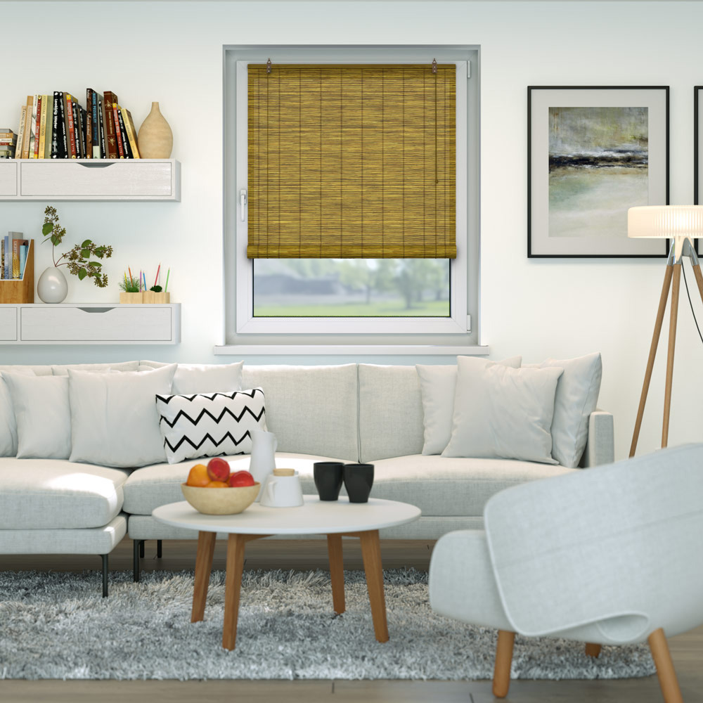 Bambusrollo an einem Fenster in einem modern eingerichteten Wohnzimmer