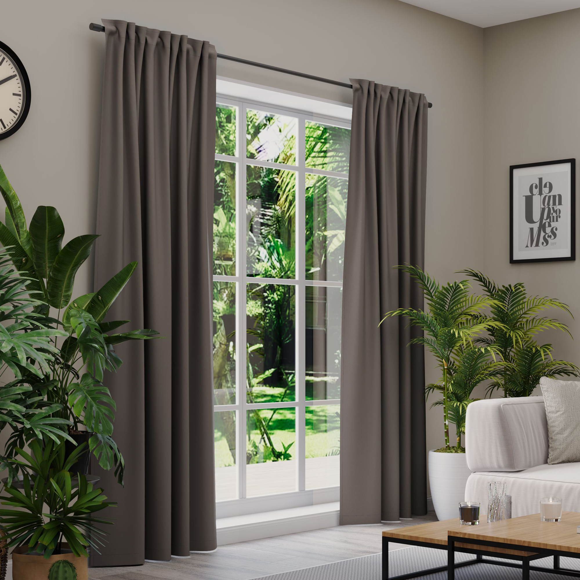 Gardinen an einem Fenster in einem Wohnzimmer mit Pflanzen und Möbeln