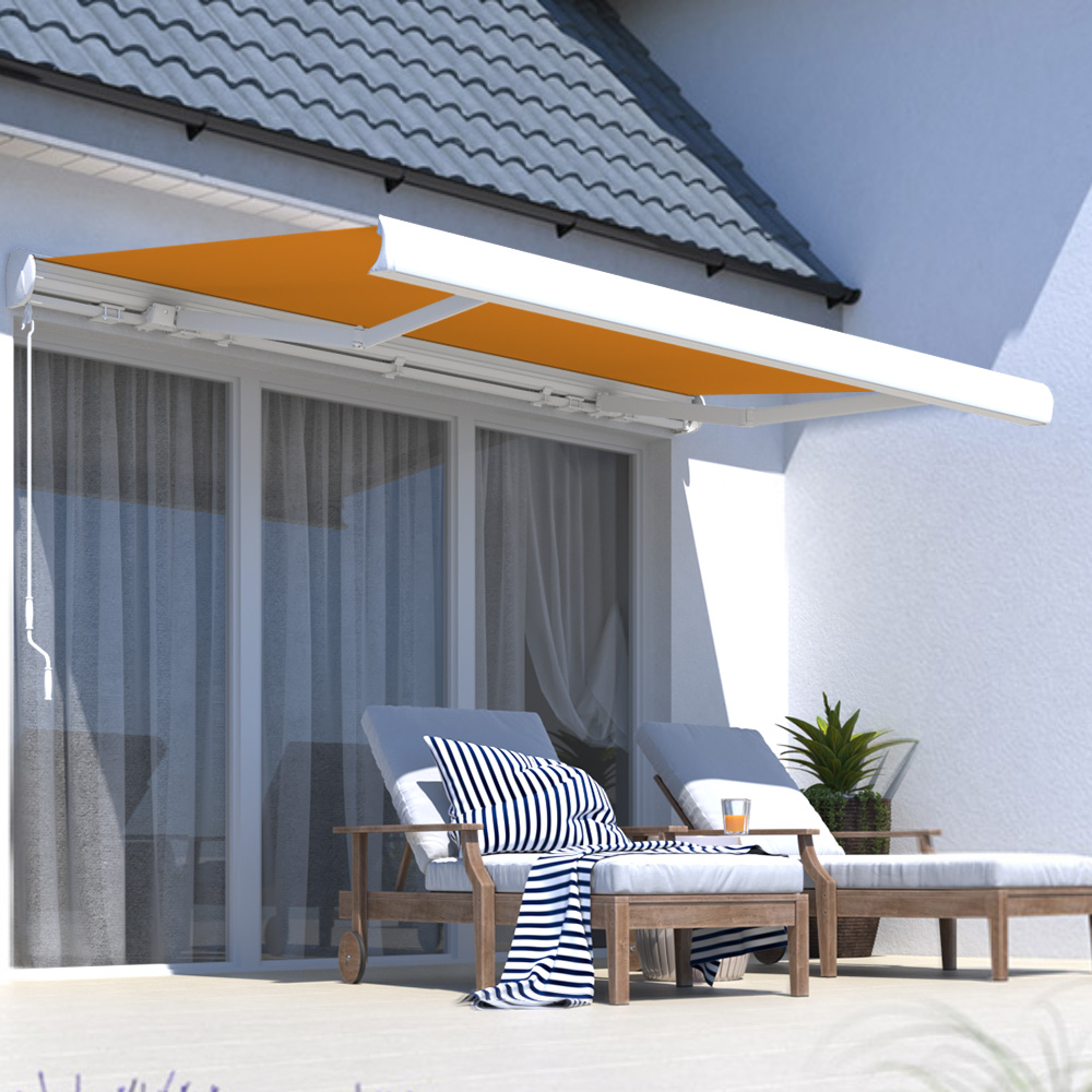 Wandhalterung für Kassettenmarkise an Hauswand über Terrasse mit Möbeln