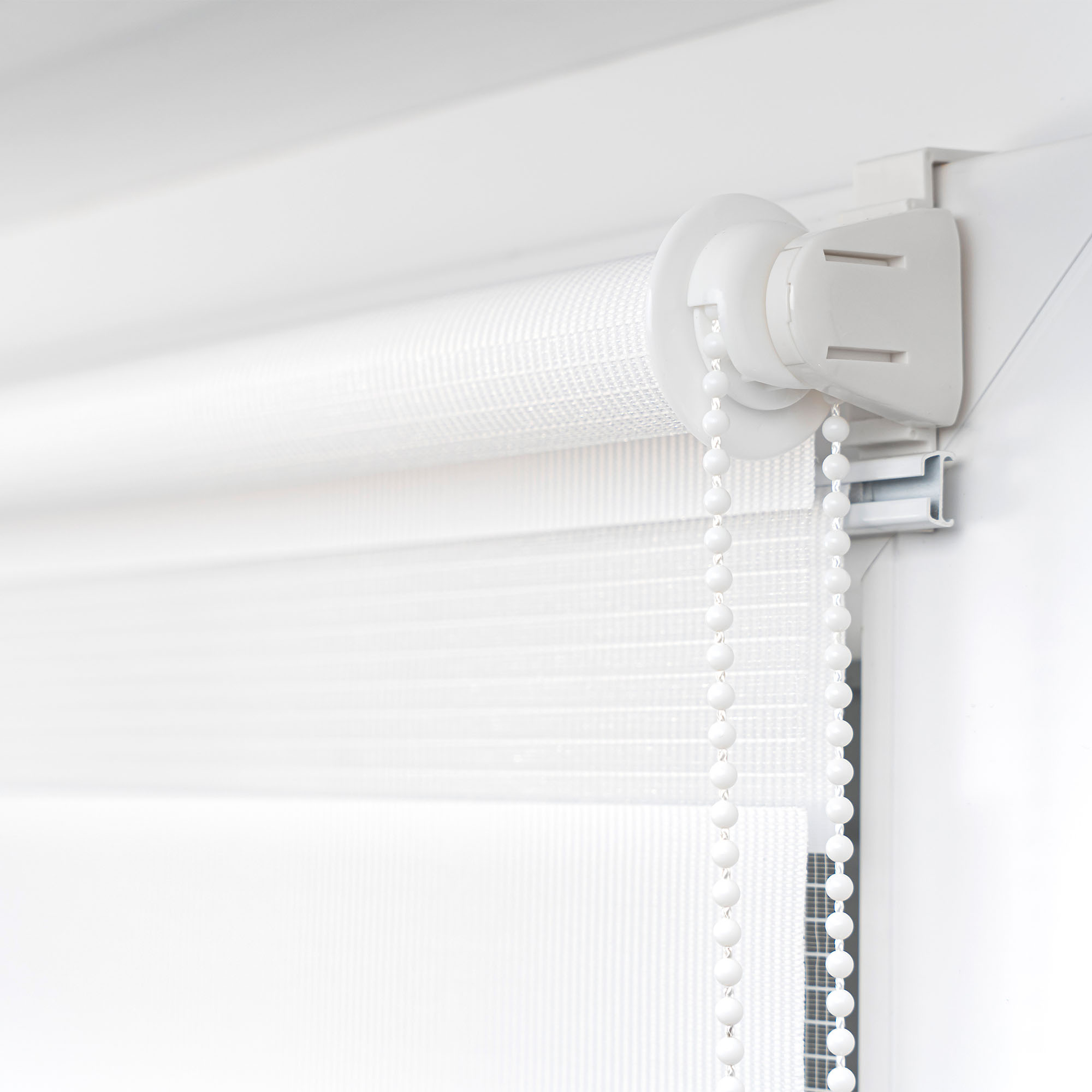 slider_image_9914ded2cbec4a95b42dc7143f66b0fa Klemmfix Doppelrollo mit Kettenzug zur Lichtregulierung an einem Fensterrahmen montiert