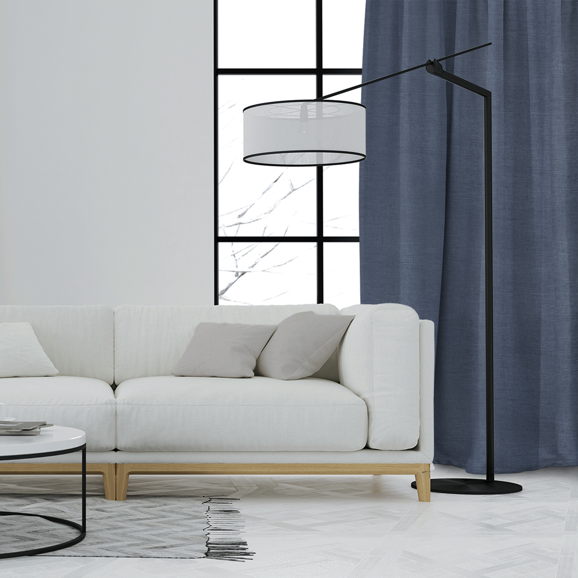 Wohnzimmer mit Sofa, Stehlampe und Thermo-Vorhang vor Fenster