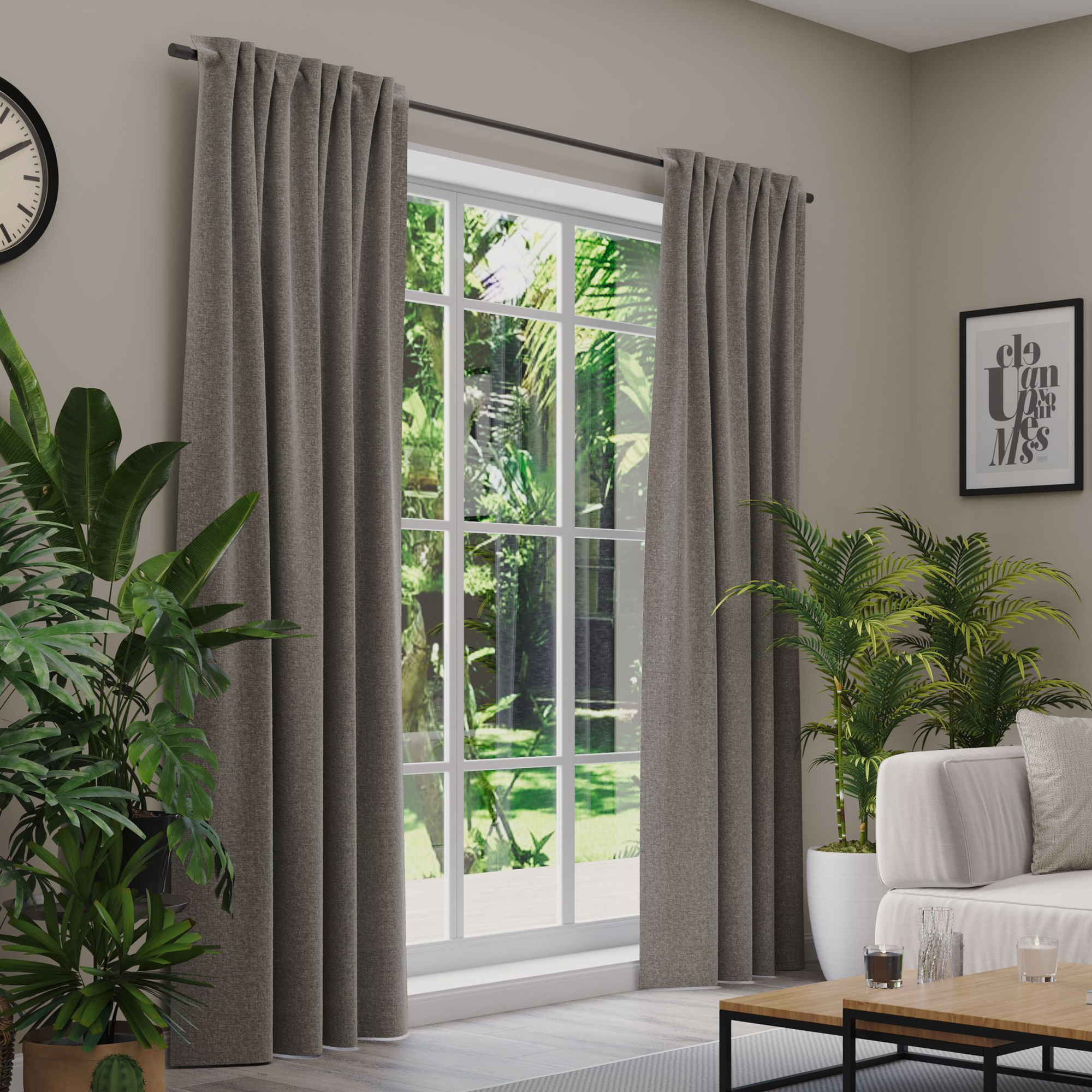 Gardinen an einem Fenster in einem Wohnzimmer mit Pflanzen und Möbeln