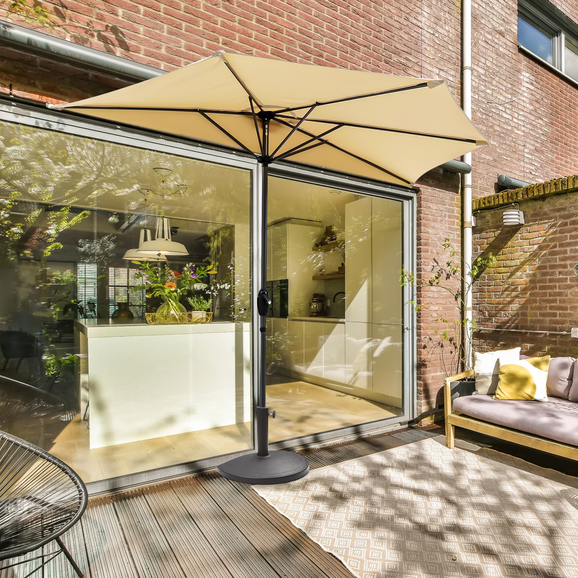 slider_image_018f104d2dff7842a69c16781c5d2b46 Halbrunder Sonnenschirm mit Schirmständer auf Terrasse vor Glasfront eines Hauses