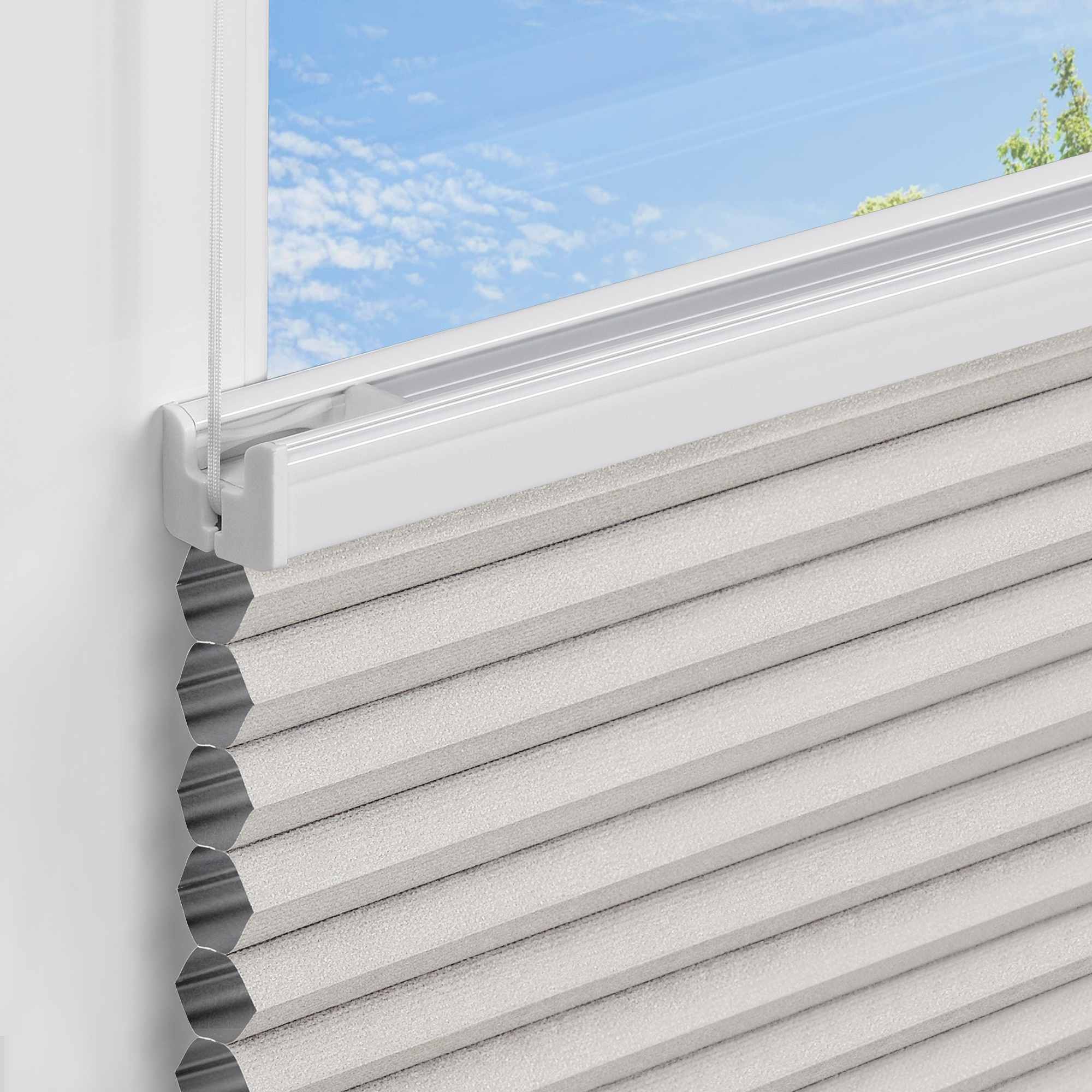Wabenplissee an einem Fenster zur Lichtregulierung und Sichtschutz