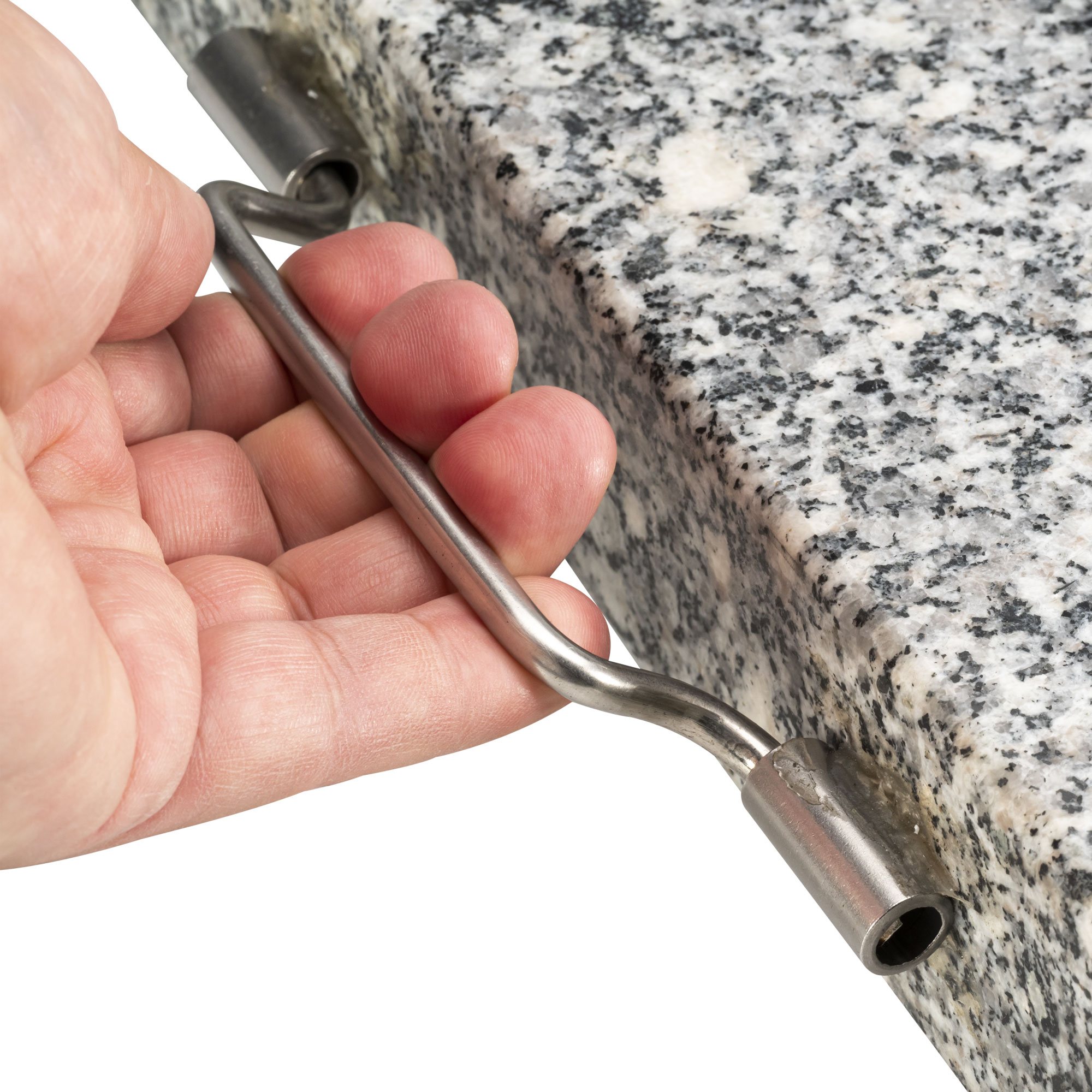 Hand hält Griff eines quadratischen Schirmständers aus Granit mit Rollen