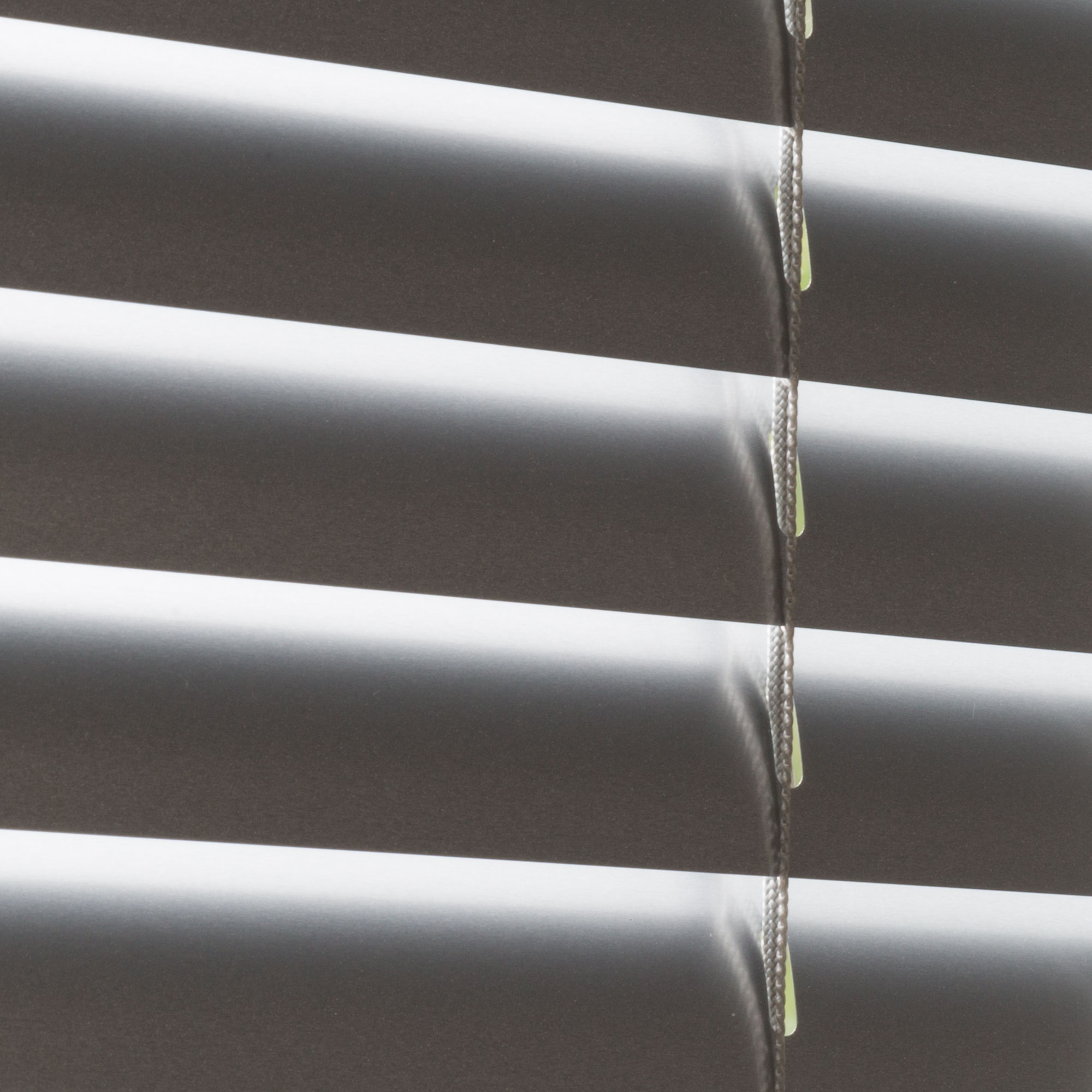 Aluminium Jalousie mit horizontalen Lamellen und Zugmechanismus