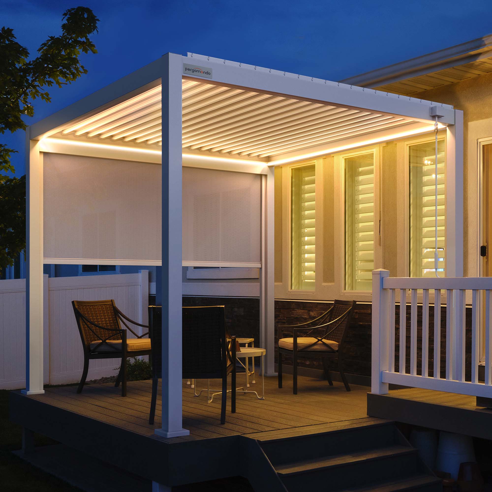 LED-Lichterset an Pergola mit Lamellendach, beleuchtet Terrasse mit Sitzmöbeln