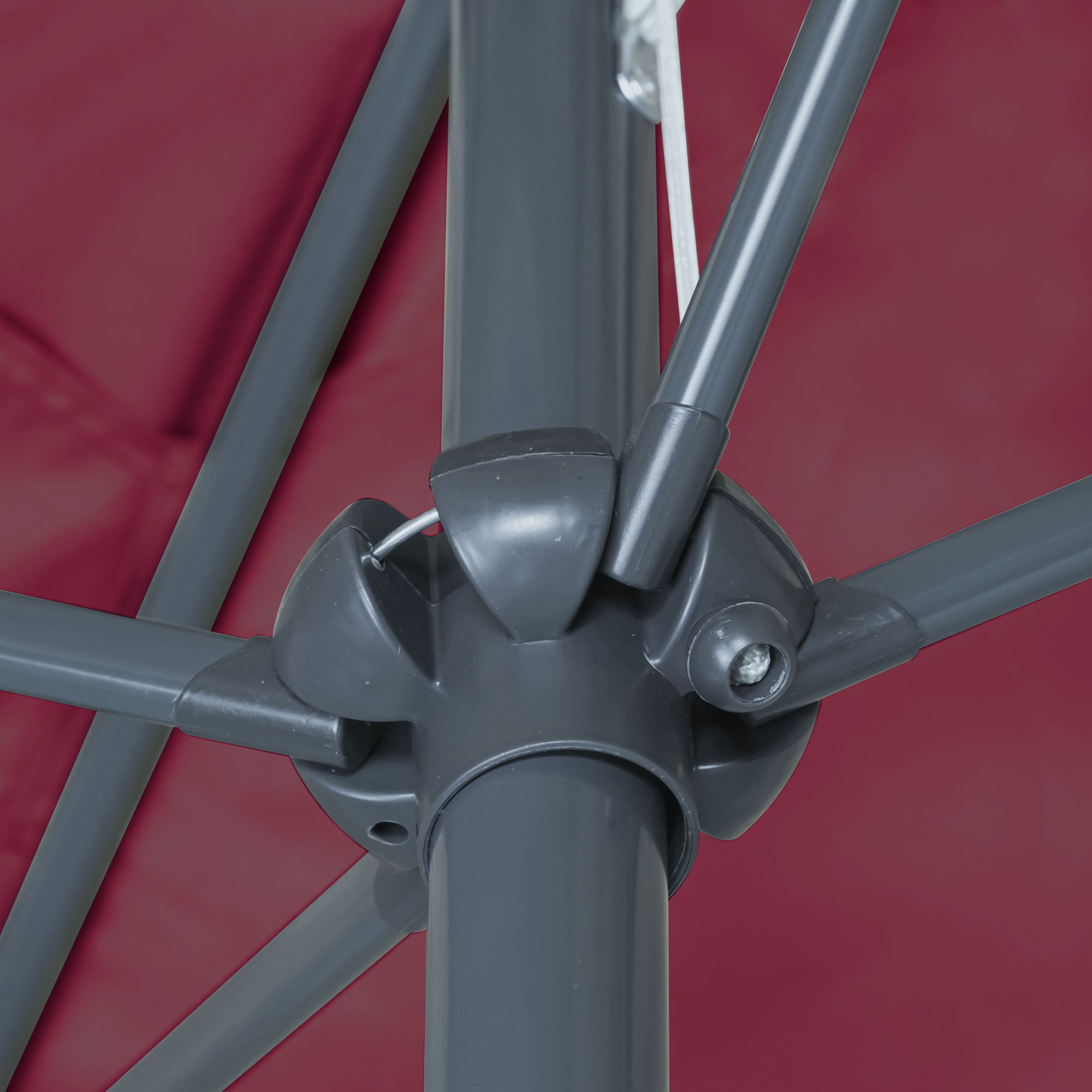 Nahaufnahme eines knickbaren Sonnenschirmgestänges mit Verstellmechanismus